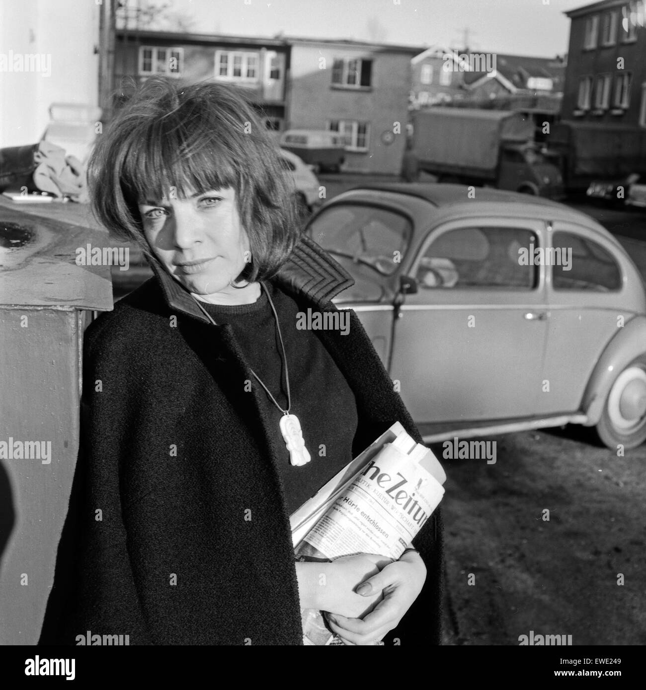 Die Fernsehautorin Sina Walden in Hamburg, Deutschland 1960er Jahre. TV script writer Sina Walden at Hamburg, Germany 1960s. Stock Photo