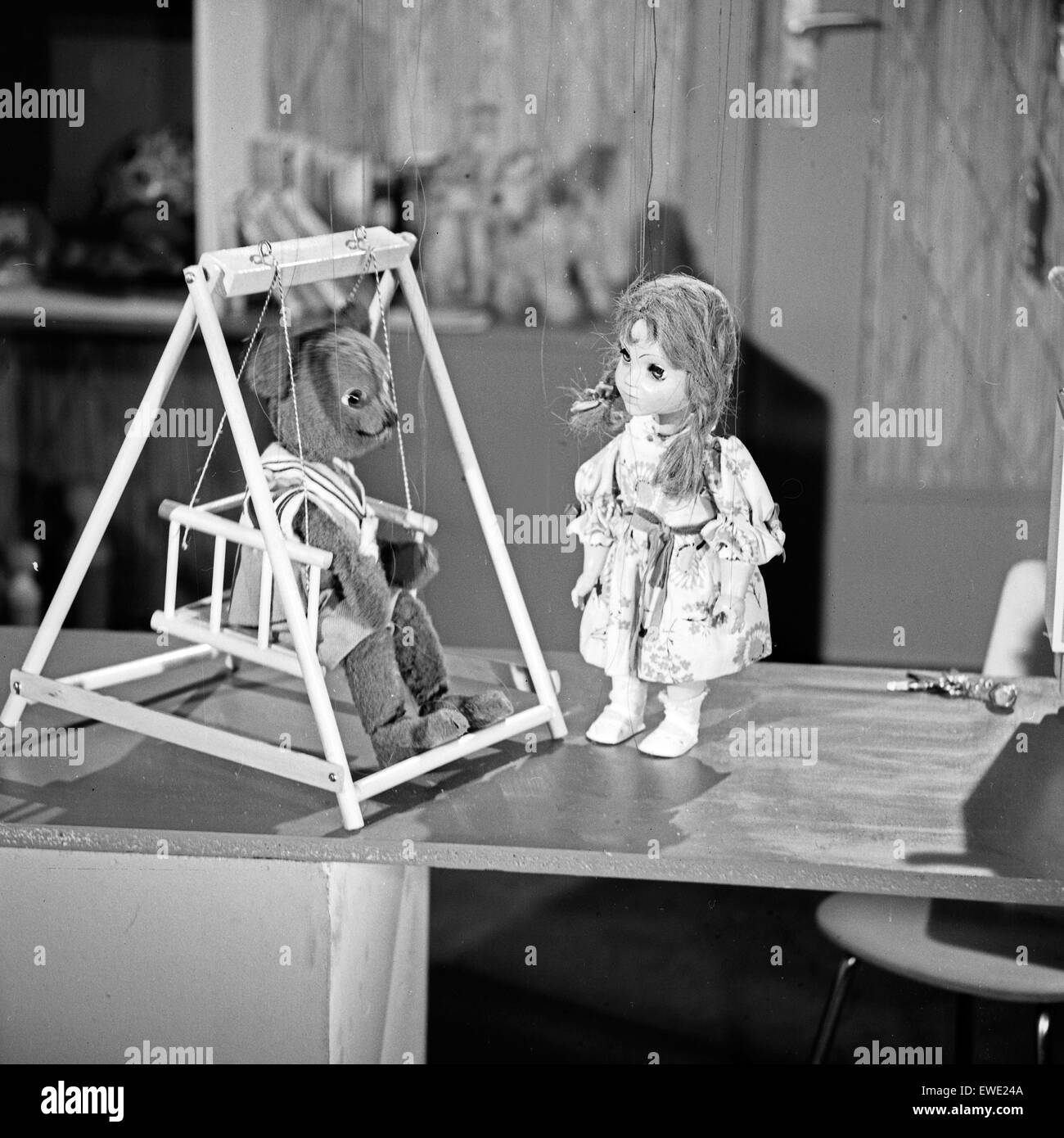 Erstellung eines Sandmännchen Trickfilms mit den Puppen Teddy und Puppi, Deutschland 1960er Jahre. Producing a puppet animation for children's bedtime stories, Germany 1960s. Stock Photo