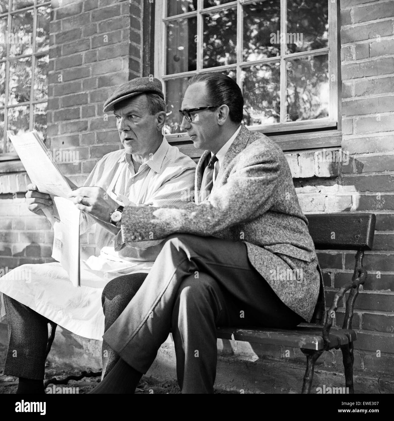 Die Gentlemen bitten zur Kasse, Fernsehminiserie, Deutschland 1966, Regie: John Olden, Claus Peter Witt, Darsteller: Karl Heinz Hess (?), Horst Tappert (rechts) Stock Photo