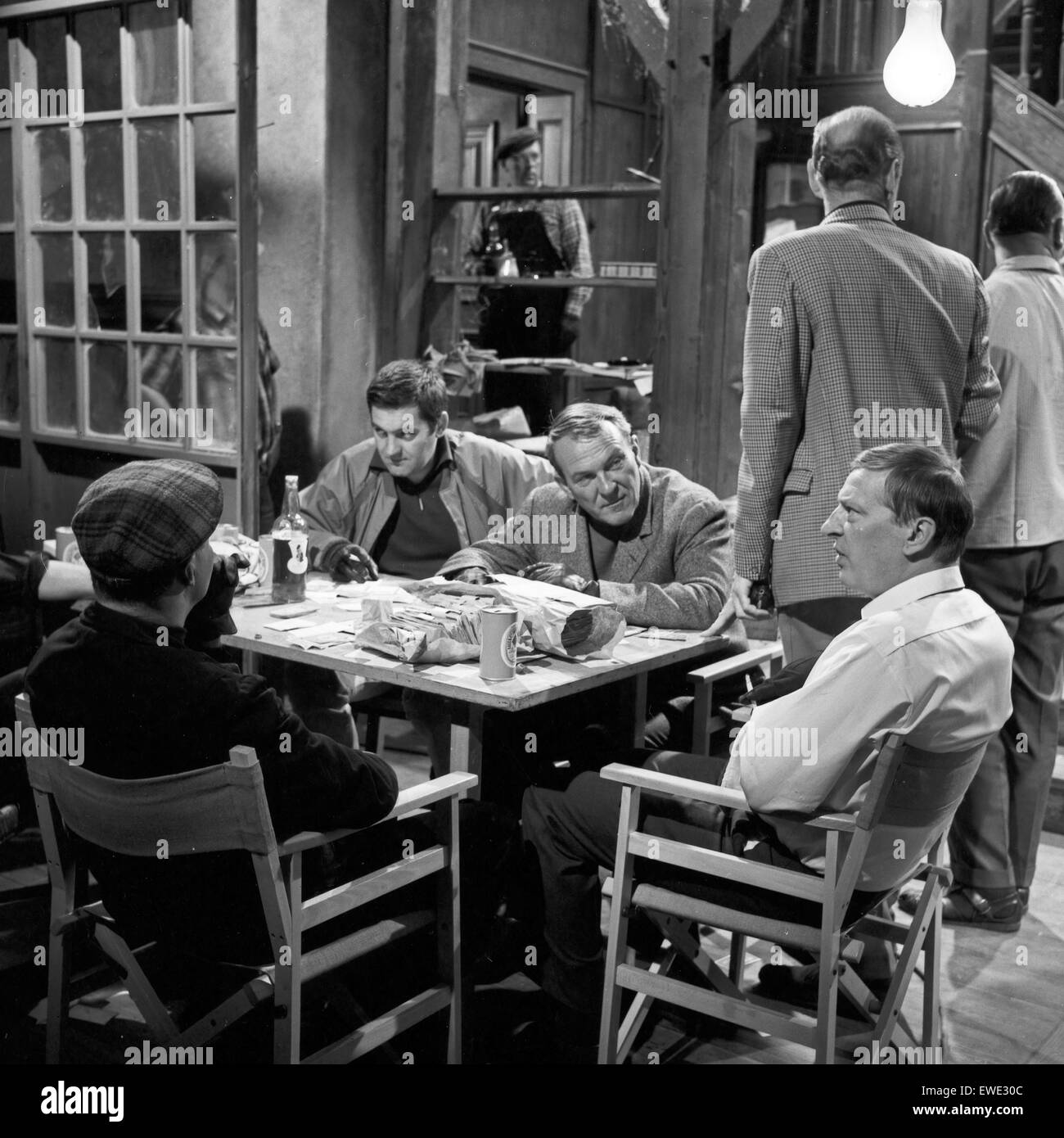 Gentlemen bitten zur kasse hires stock photography and images Alamy Gentlemen bitten zur kasse hires stock photography and images Alamy