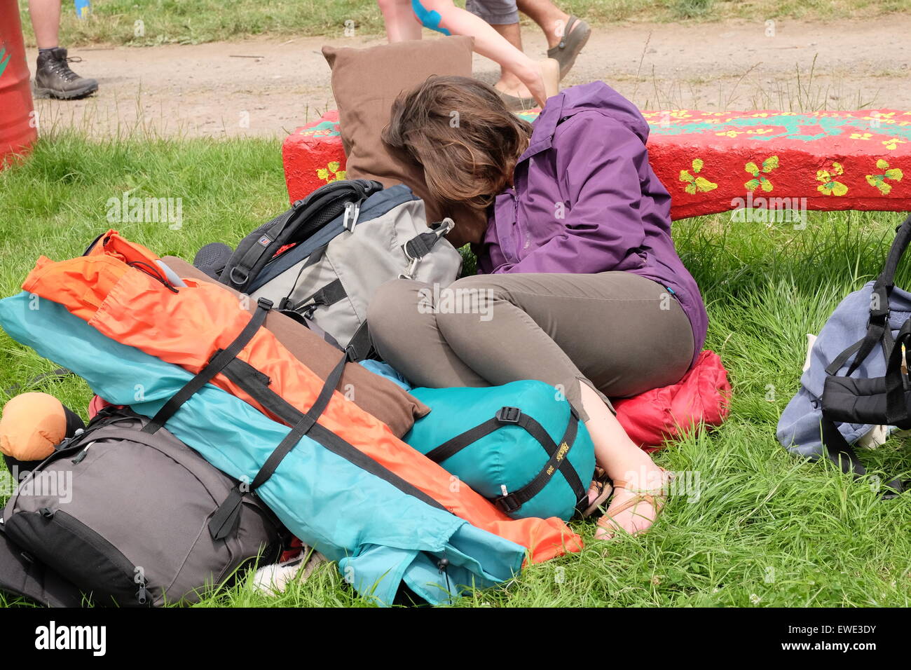 Glastonbury Festival, Somerset, UK. 24 June 2015. As the good weather continues Glastonbury Festival crowds  enjoy the sunshine as they settle into the site some take the time to chill out others catch up on lost sleep. Credit:  Tom Corban/Alamy Live News Stock Photo
