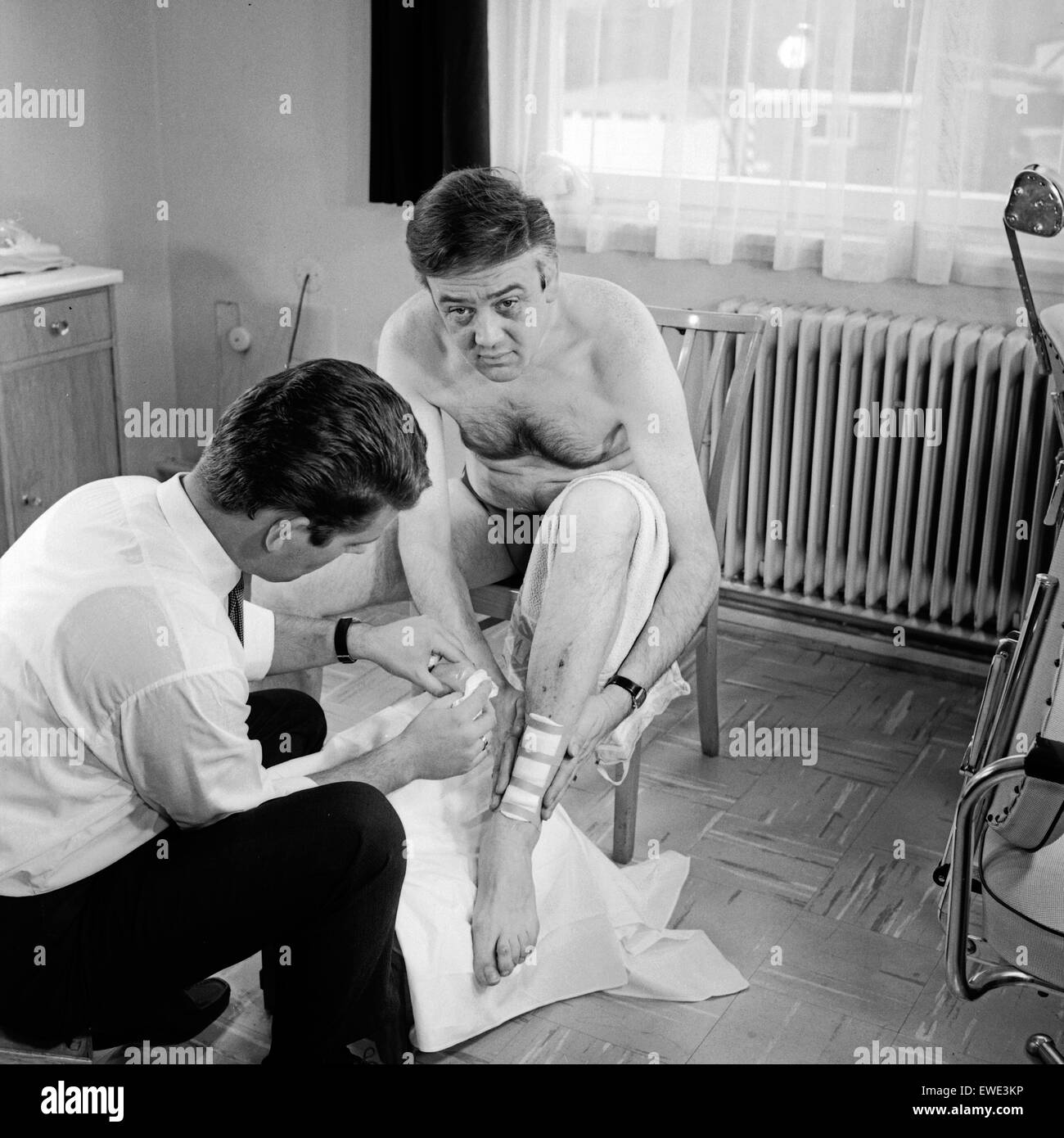 Die Gentlemen bitten zur Kasse, Fernsehminiserie, Deutschland 1966, Regie: John Olden, Claus Peter Witt, verletzter Darsteller wird verarztet Stock Photo