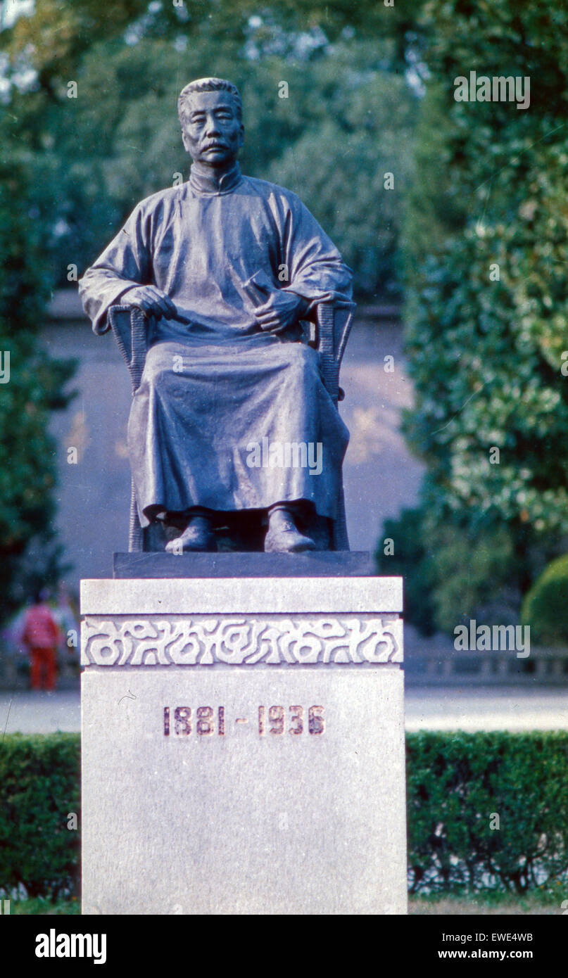 Denkmal für den Schriftsteller Lu Xun in Shanghai, China 1960er Jahre. Lu Xun monument at Shanghai, China 1960s. Stock Photo