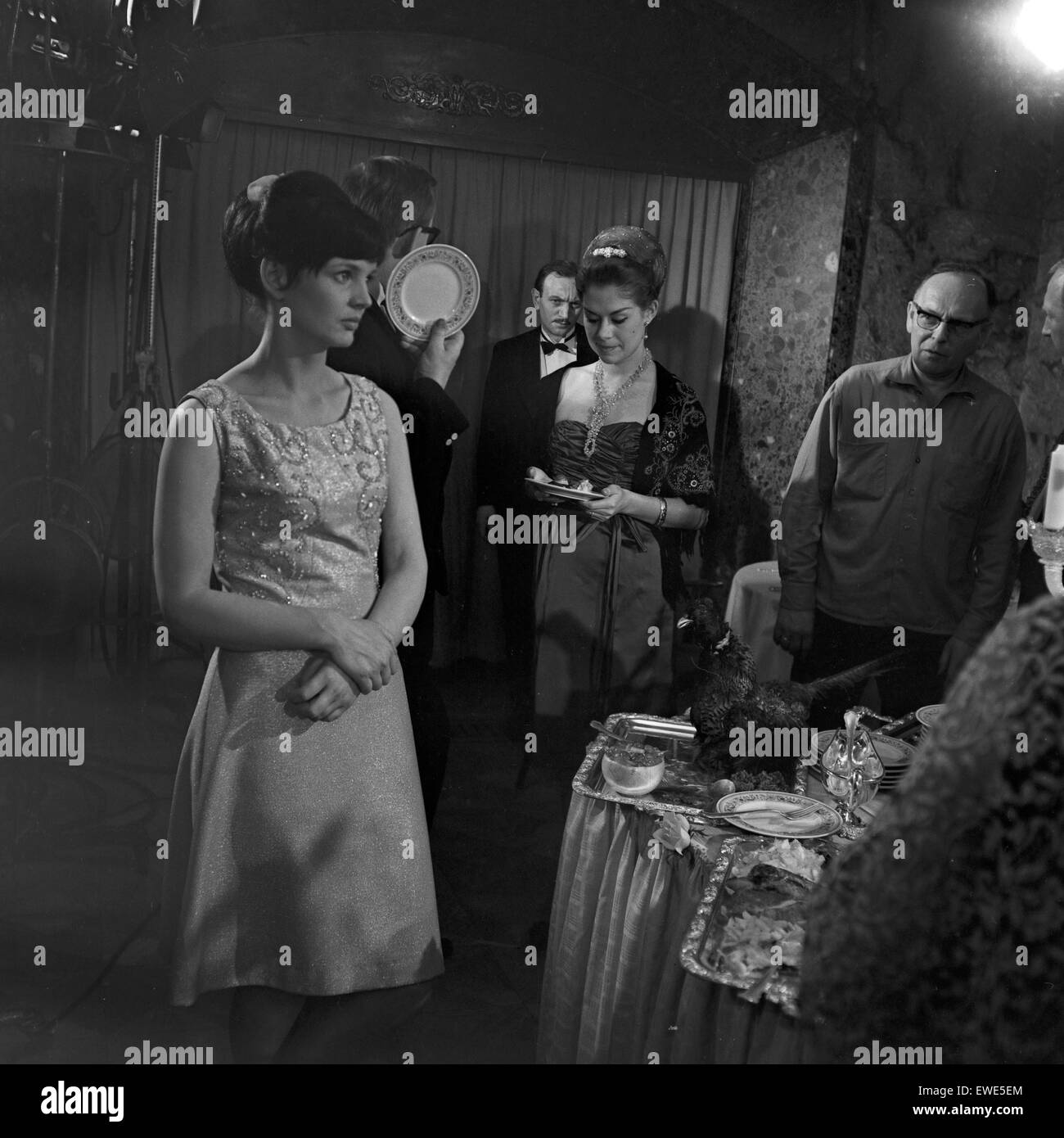 Ulrich und Ulrike, Fernsehserie, Epidode: 'Das kalte Buffet', Deutschland 1966, Regie: Hermann Kugelstadt, Darsteller: Hannelore Borns (links) Stock Photo