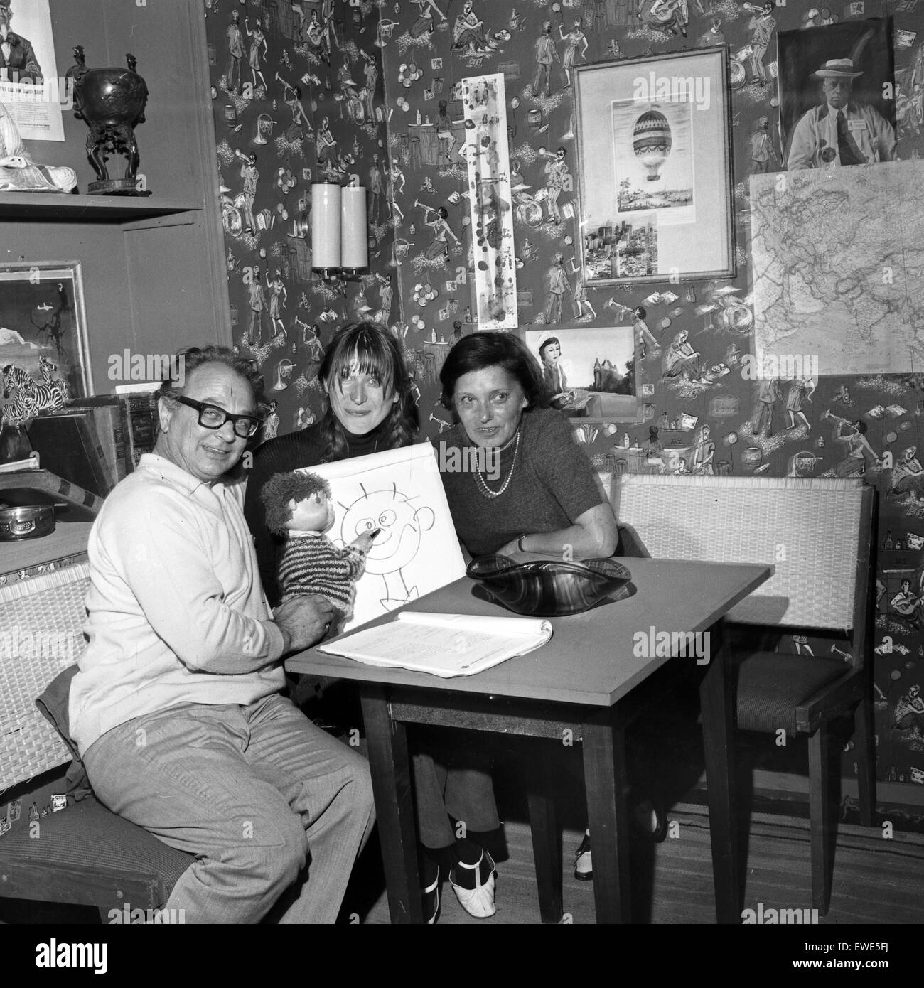 Deutsche Schauspielerin und Autorin Helga Feddersen (Mitte) zusammen mit Freunden, Deutschland 1960er Jahre. German actress and author Helga Feddersen (center) together with friends, Germany 1960s. Stock Photo