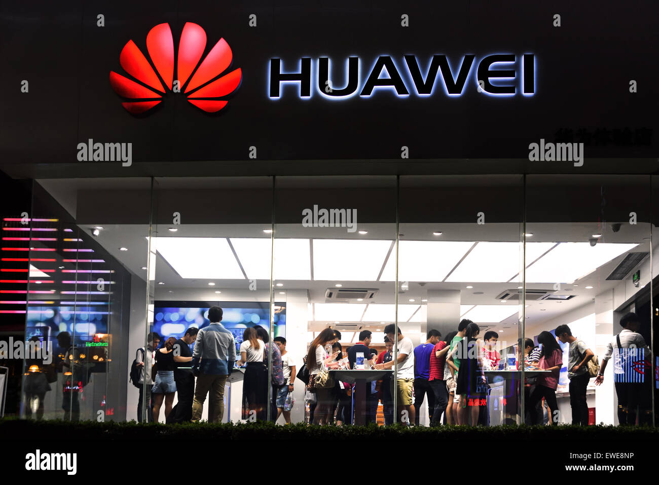 Huawei store Nanjing Road Shanghai China Chinese ( Huawei Technologies Co. Ltd.is a Chinese multinational  ) Stock Photo