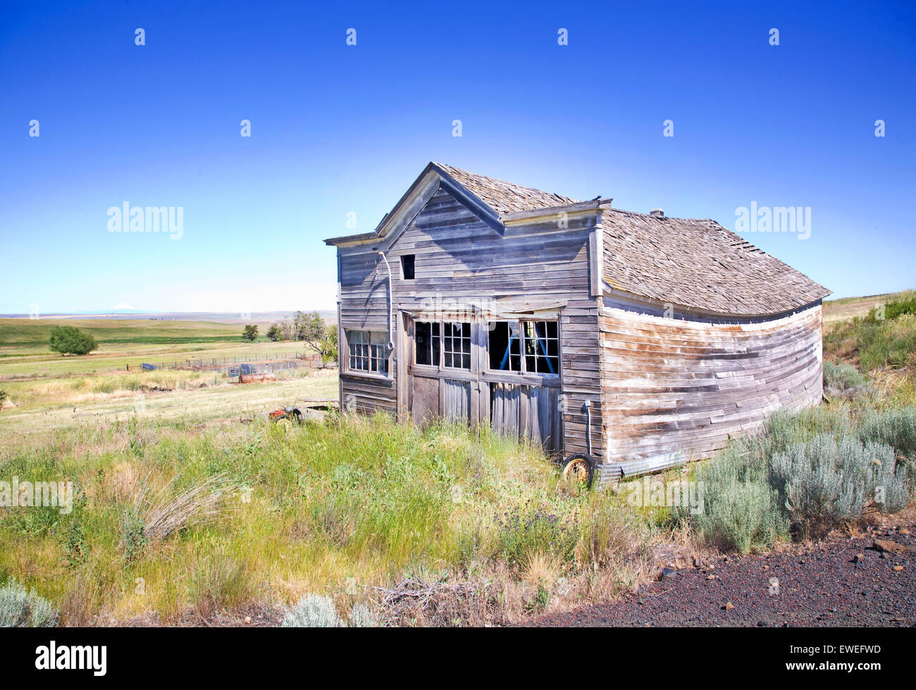 A 1930s era garage on the prairie of northern Oregon near the tiny town of Mayville. Stock Photo
