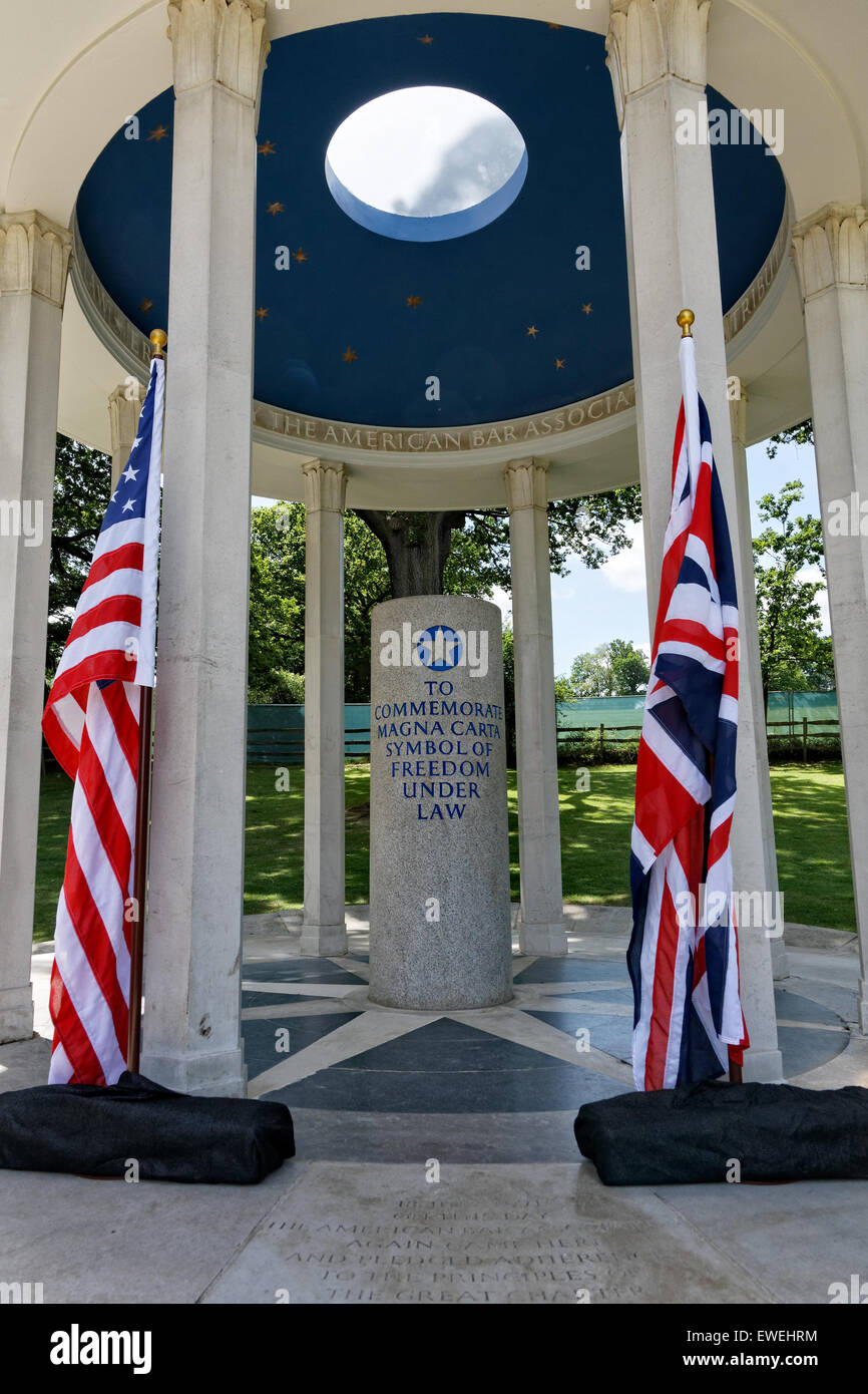 ABA Memorial to Magna Carta at Runnymede with Stars & Stripes and Union Flag Stock Photo