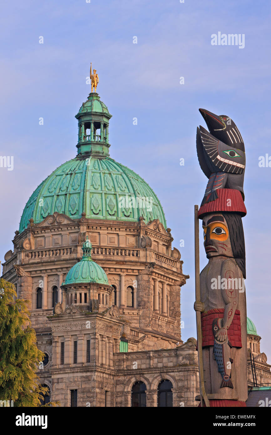 totem pole in fron of the British Columbia Parliament building at the Inner Harbour in Victoria, British Columbia, Canada. Stock Photo