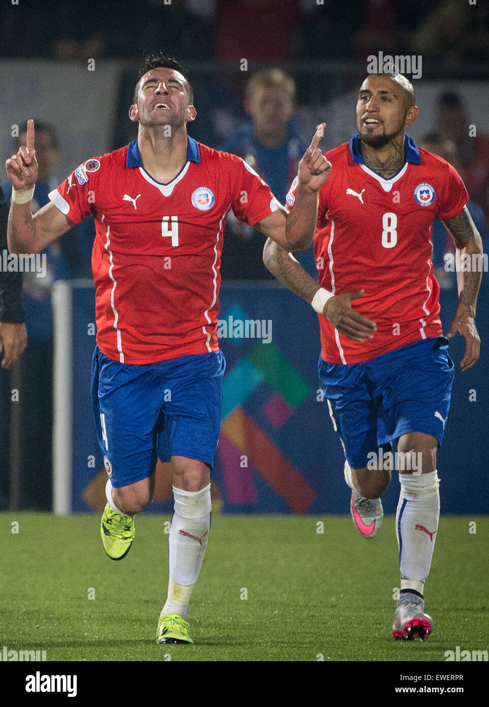 Santiago, Chile. 24th June, 2015. Mauricio Isla (L) of Chile celebrates after scoring during their quarterfinal against Uruguay at 2015 Copa America in Santiago, Chile, on June 24, 2015. Chile won 1-0. Credit:  Pedro Mera/Xinhua/Alamy Live News Stock Photo