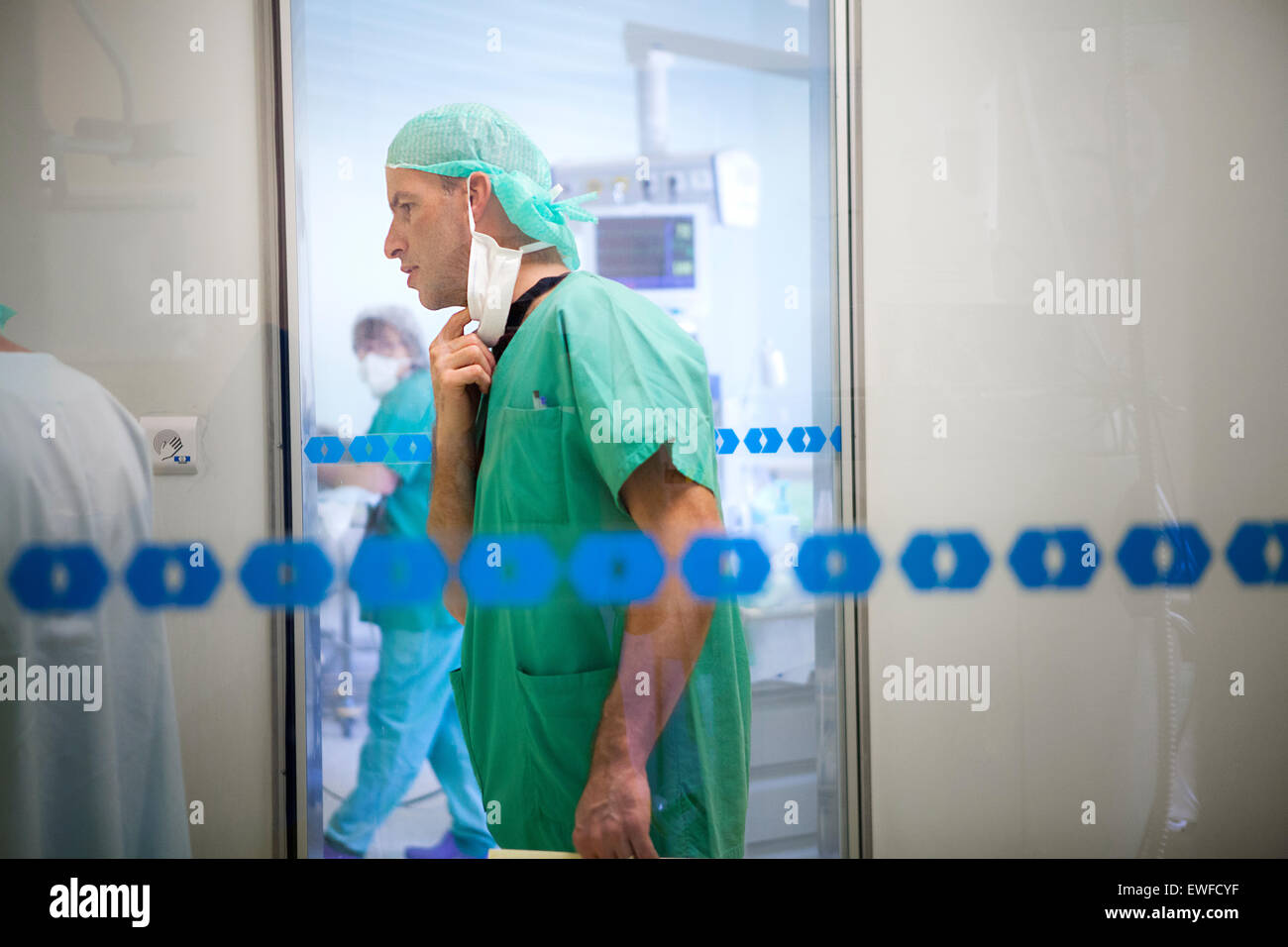 Physician surgery hi-res stock photography and images - Alamy