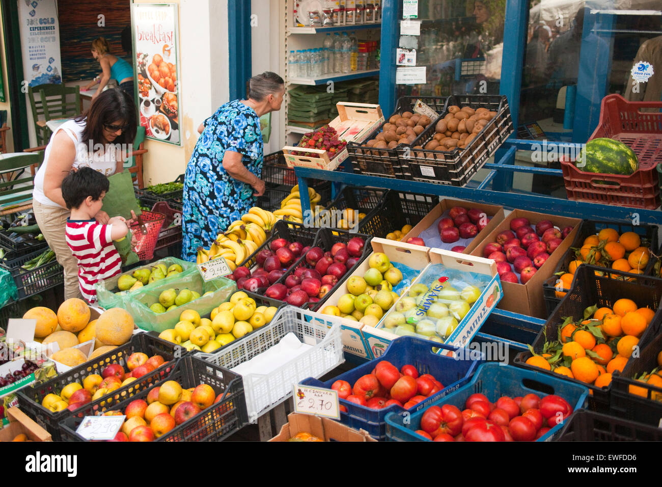 Griechenland, Kykladen, Naxos, Naxos-Stadt (Chora), Gemüsegeschäft in der Altstadt Stock Photo