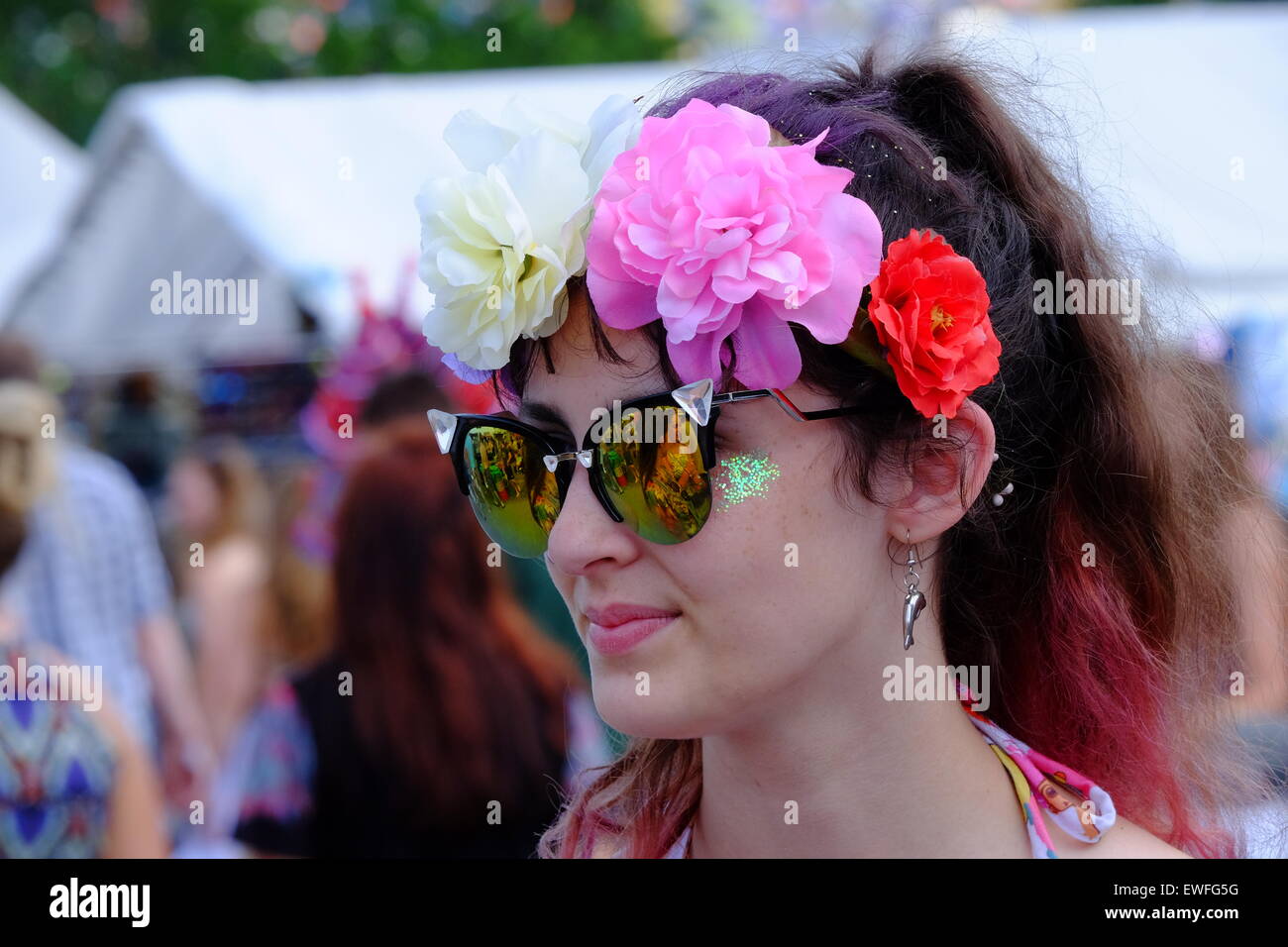 Glastonbury Festival, Somerset, UK. 25 June 2015. Sunglasses, hats and hair. Glastonbury shines as festival goers promanade in the sunshine. Credit:  Tom Corban/Alamy Live News Stock Photo