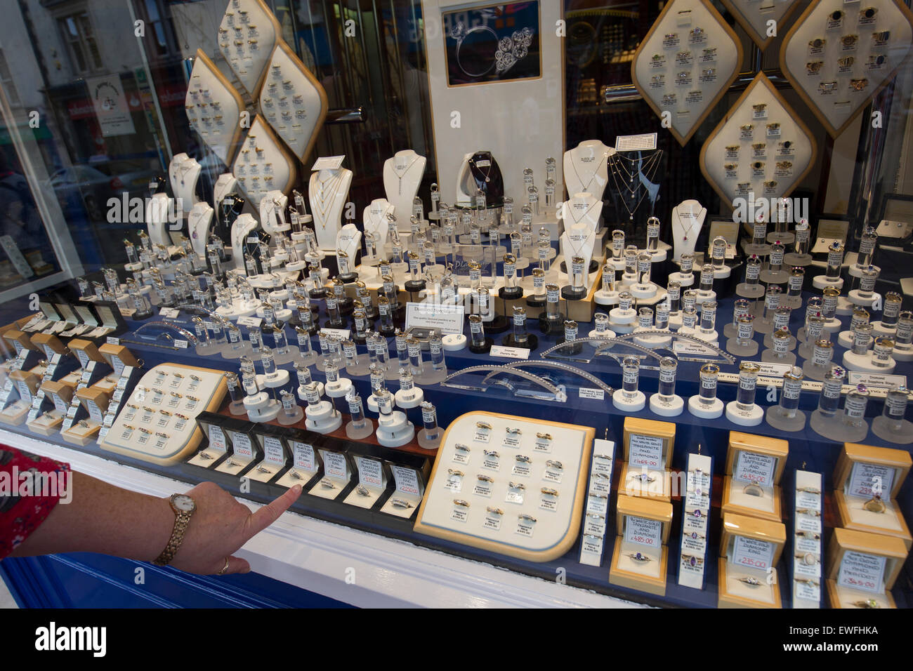 jewelers shop window display diamond rings gold Stock Photo Alamy