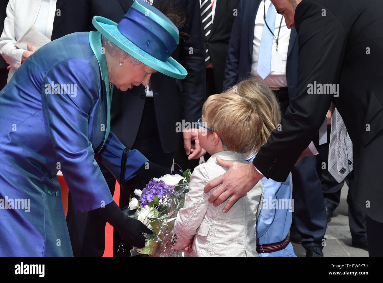 Frankfurt am Main, Germany, 25 June 2015. Britain's Queen Elizabeth II (L) receives a bouquet of flowers from two children in front of Roemer City Hall in The British monarch and her husband are on their fifth state visit to Germany, taking place from 23 to 26 June. Credit:  dpa picture alliance/Alamy Live News Stock Photo