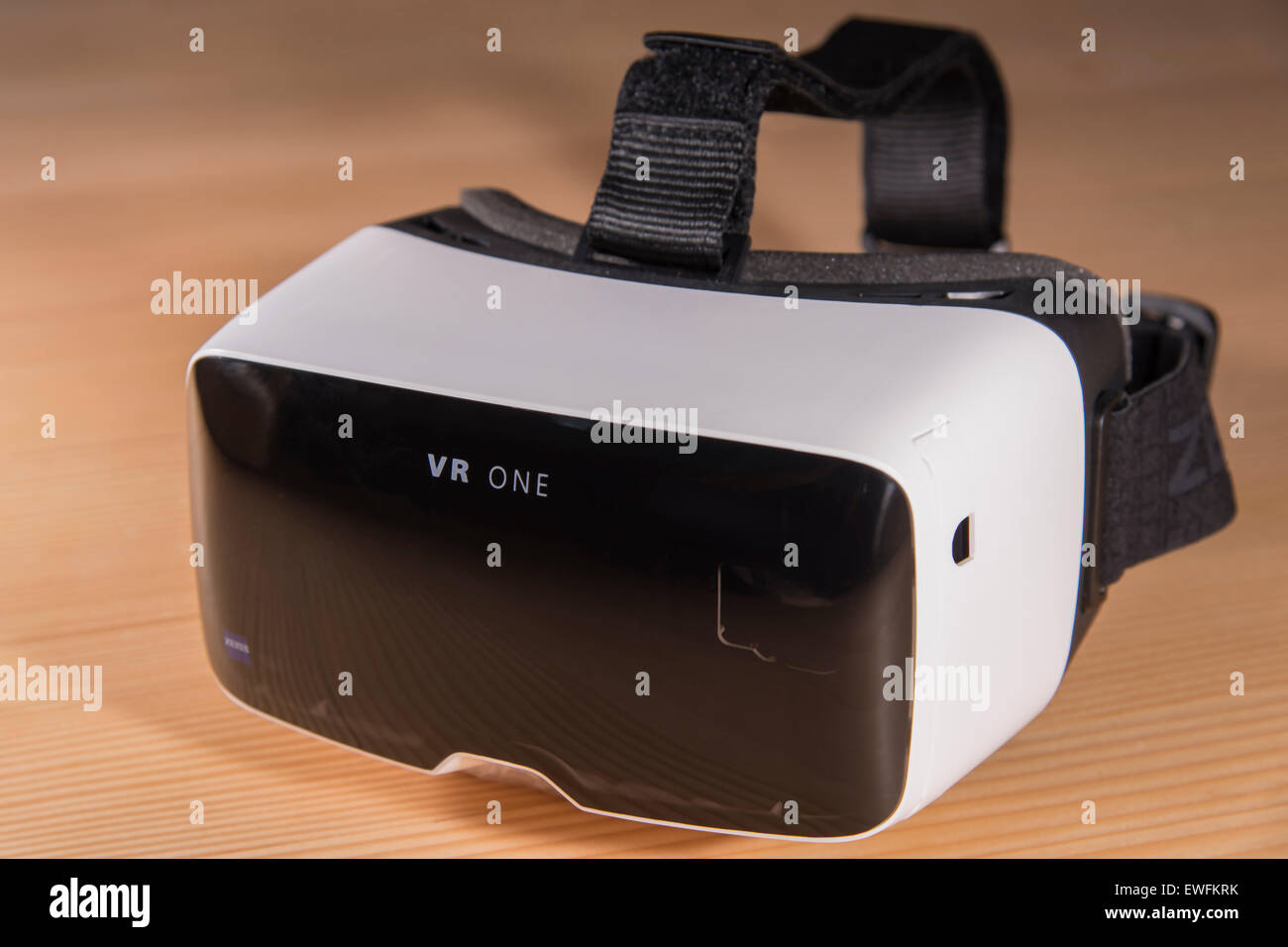 ZEISS VR ONE virtual reality VR plastic goggles with bracket for Samsung  Galaxy S5 Android smartphone Stock Photo - Alamy
