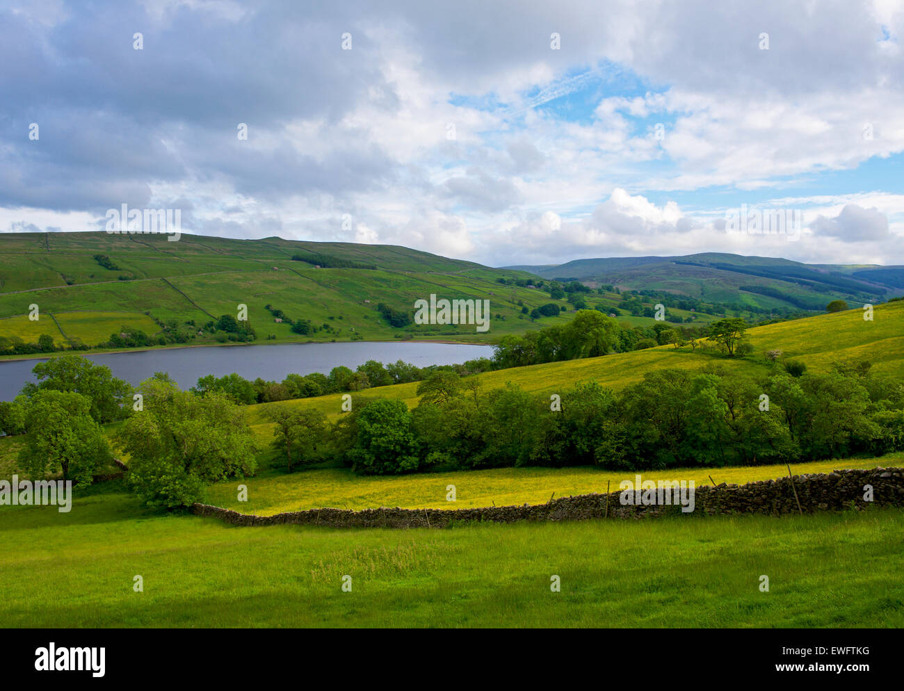 Ruins of a field barn and Semerwater, Wensleydale, Yorkshire Dales ...