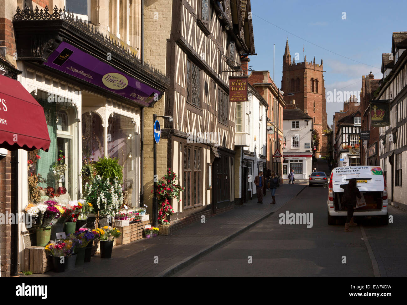 UK, England, Shropshire, Bridgnorth, Whitburn Street, King's Head pub looking towards St Lawrence’s redundant church Stock Photo