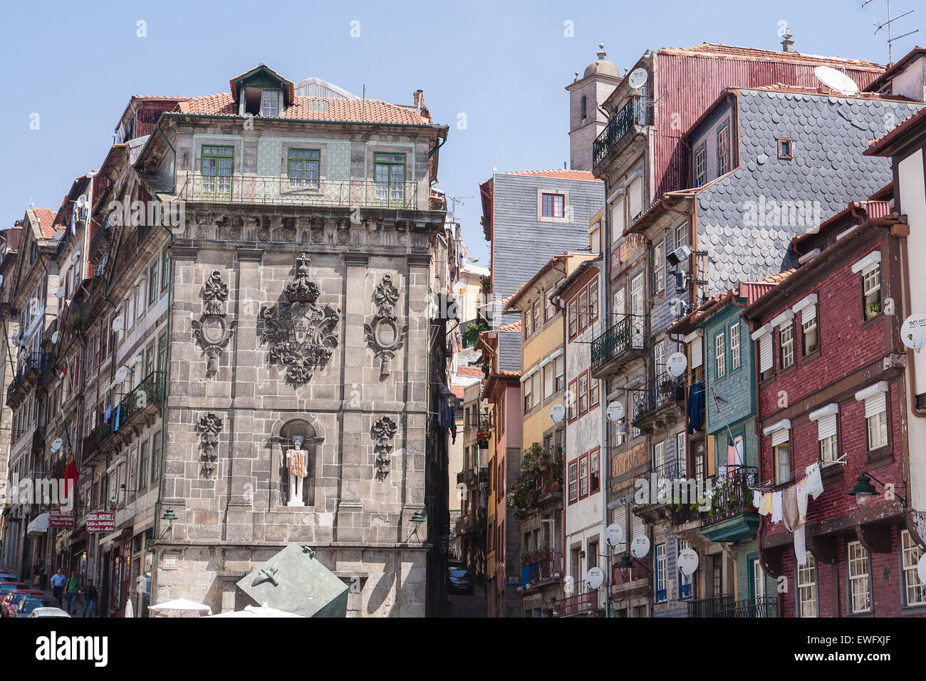 Tiles on houses and washing drying at Ribeira Square (Praca da Ribeira ...