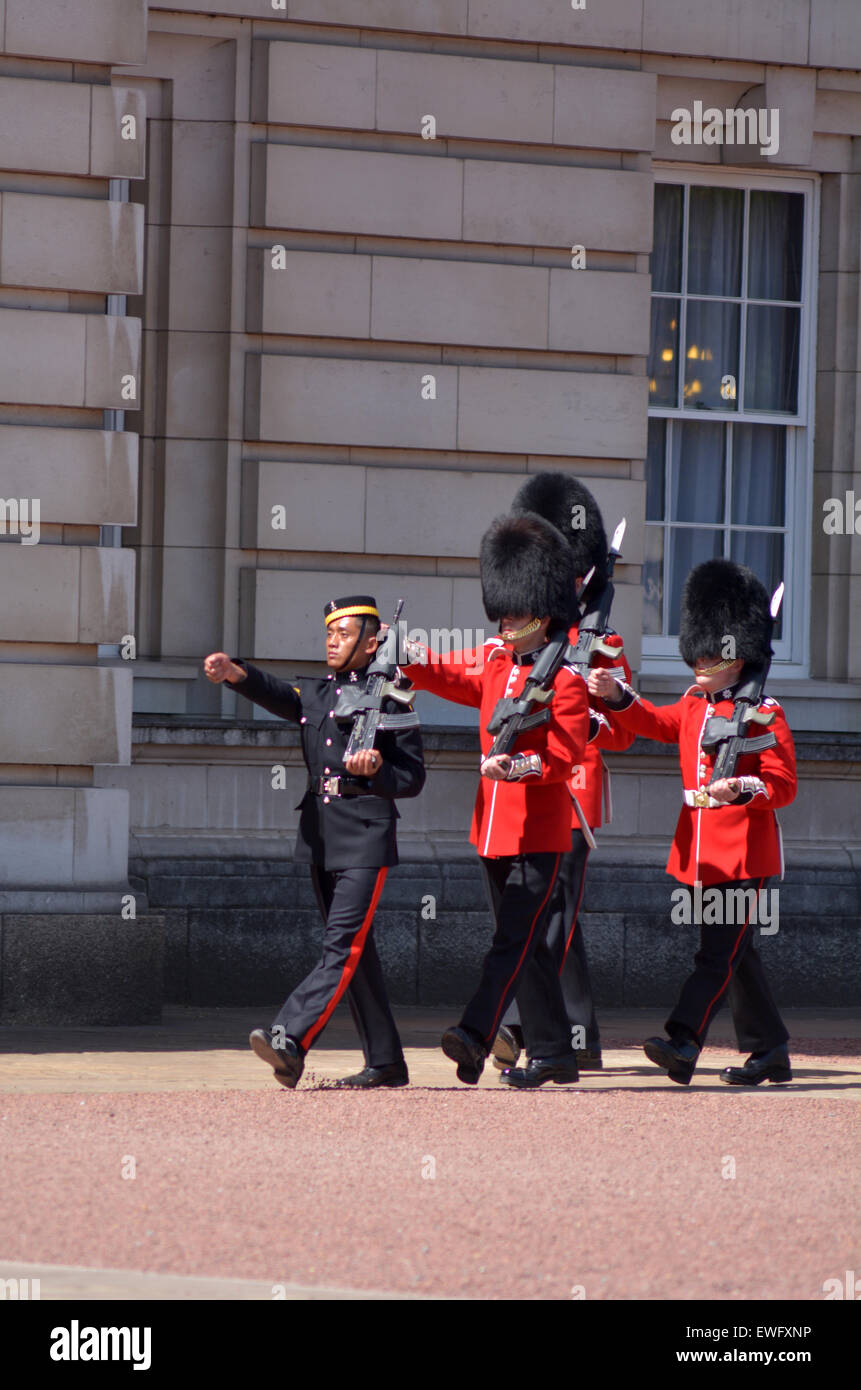 Changing The Queens Life Guard At Buckingham Palace High - roblox queens guard uniform