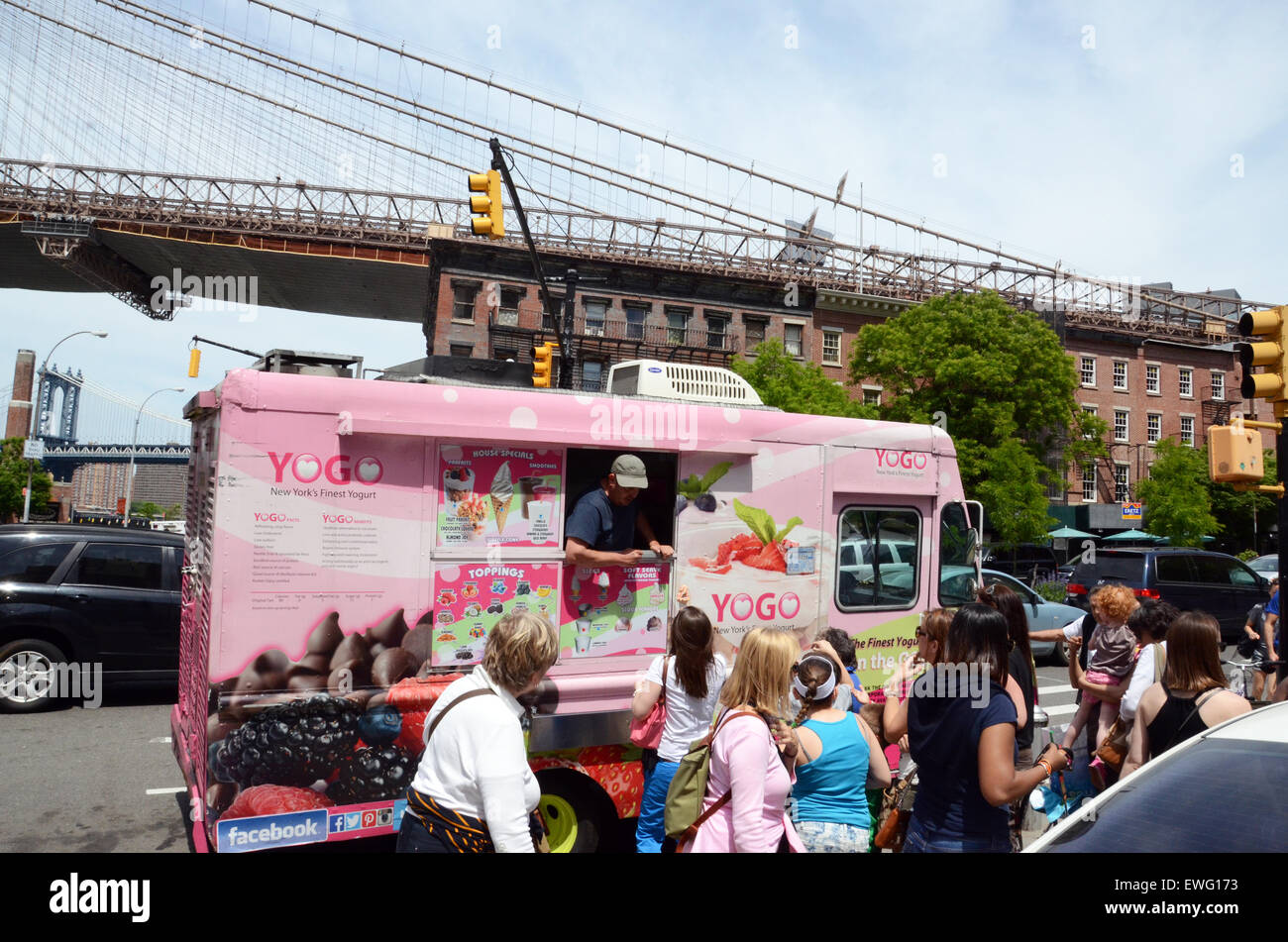 yogo frozen yoghurt van pink brooklyn bridge new york usa america Stock
