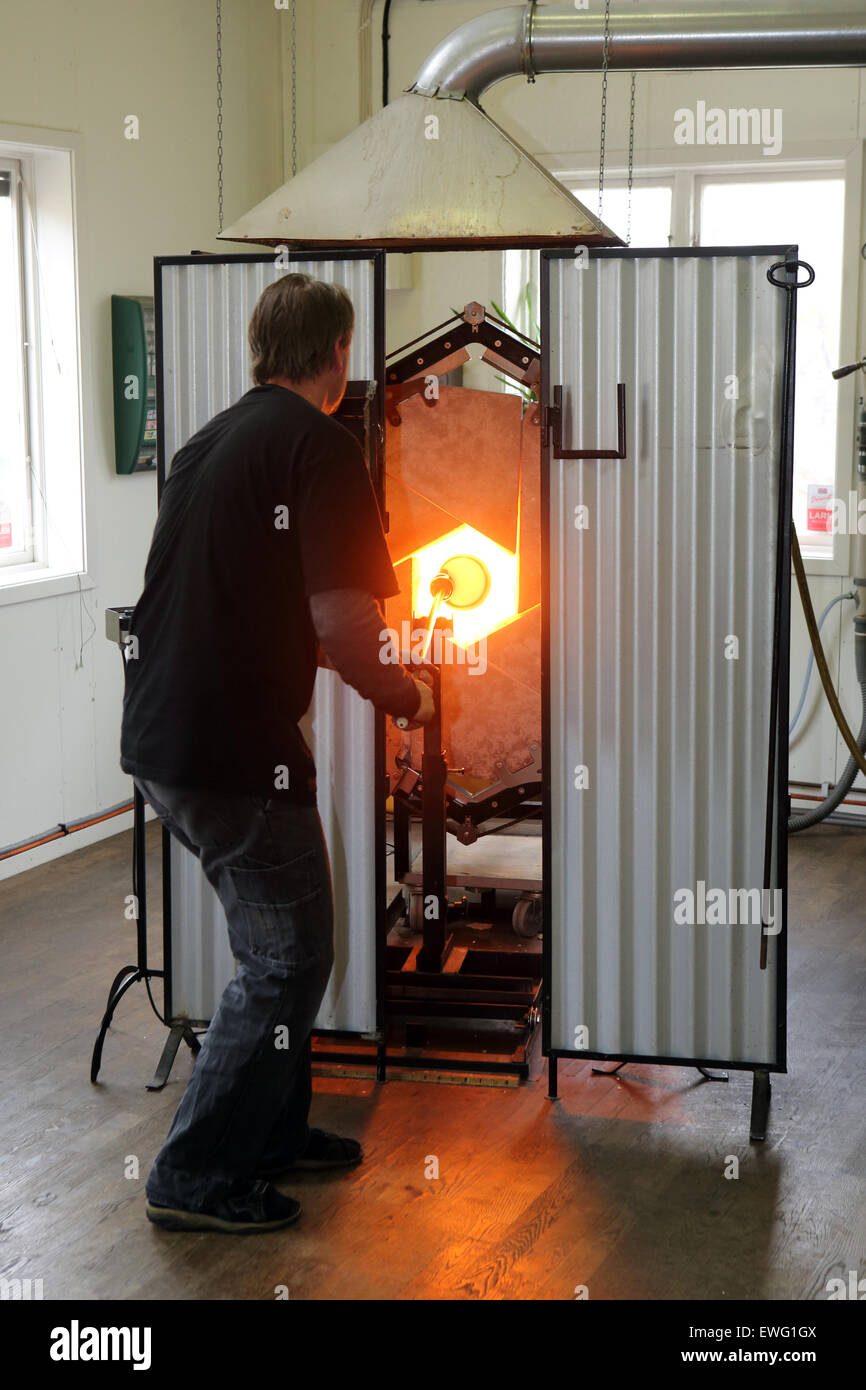 Örsjö, Sweden, Glasblaeser Micke Johansson at work Stock Photo