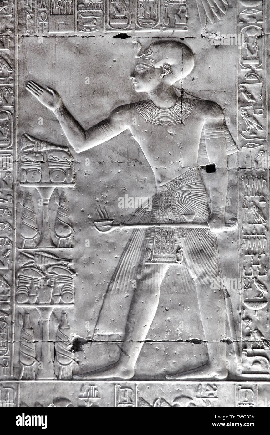 Abydos,Egypt, the mortuary temple of pharaoh Seti I, Menmaatra, (XIX° dyn. 1321-1186 B.C.) - The pharaoh incenses Stock Photo