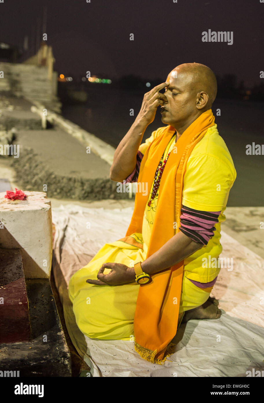 Hindu priest performs the Ganga Aarti ritual Stock Photo - Alamy
