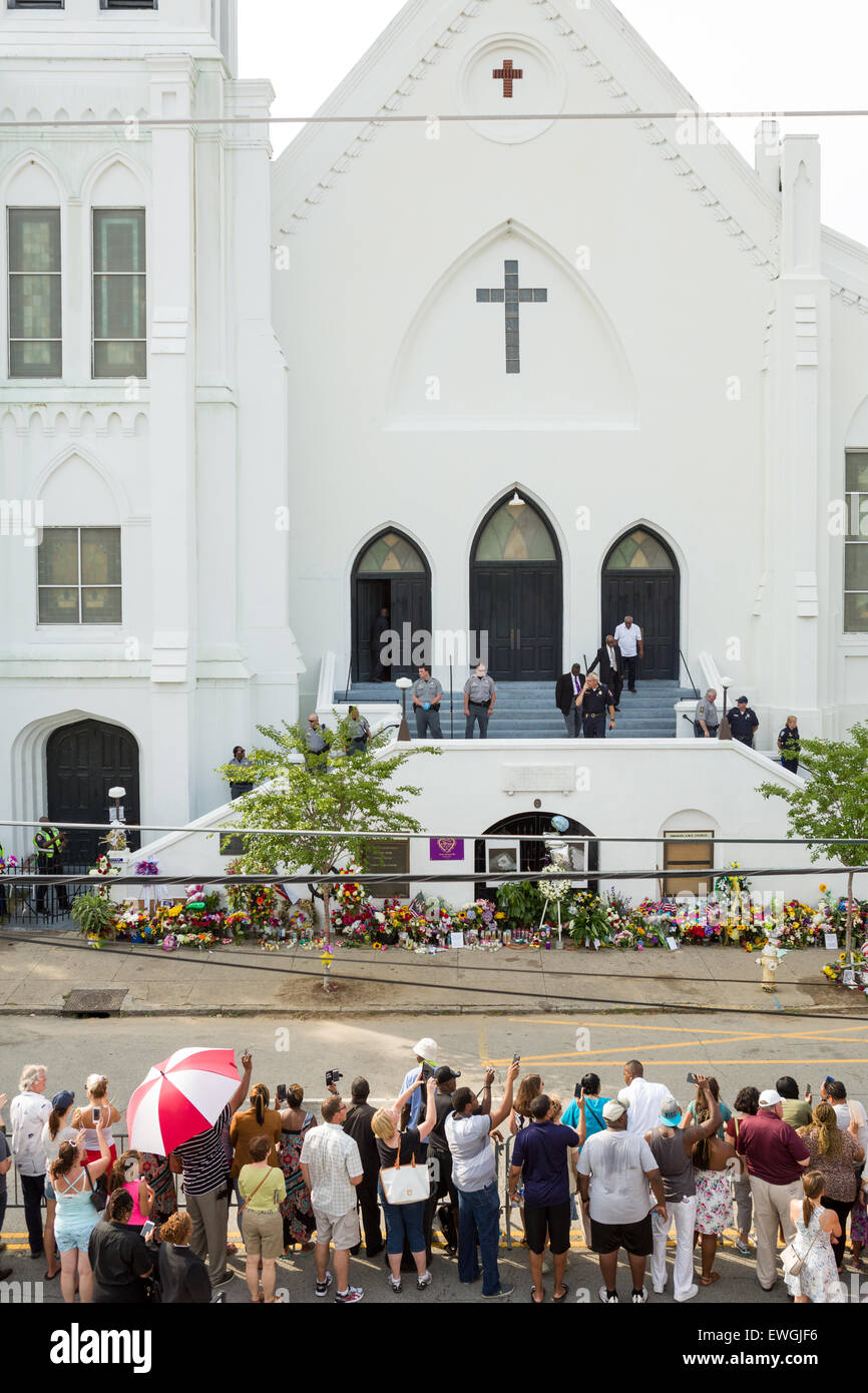 Charleston, South Carolina, USA. 25th June, 2015. Mourners line Calhoun Street across from the historic mother Emanuel African Methodist Episcopal Church as they wait for the casket carrying Sen. Clementa Pinckney to arrive for public viewing June 25, 2015 in Charleston, South Carolina. The church is the site where white supremacist Dylann Roof killed 9 members at the historically black church. Stock Photo