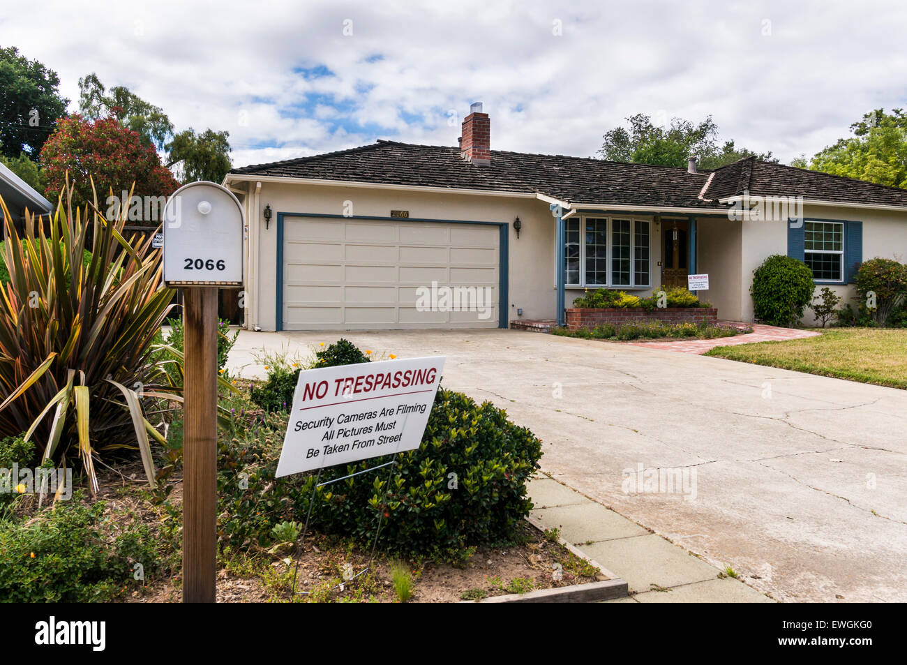 Historic Apple House and Garage Silicon Valley Stock Photo Alamy