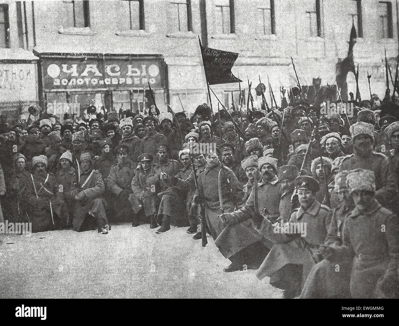 When hope was the Order of the Day - Soldiers marching to the Duma with banner inscribed 'Down with the Monarchy! Long live the Democratic Republic!' Russia 1917 Stock Photo