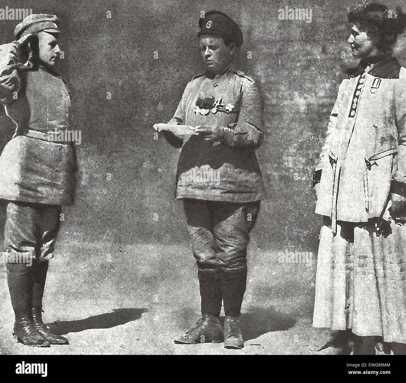 Maria Botchkavera, organizer and commander of the Russian women's Battalion's of Death, receives a dispatch from the hand of a respectful subordinate, while Mrs. Pankhurst, a sister militant but not military, is an interested spectator, circa 1917 Stock Photo