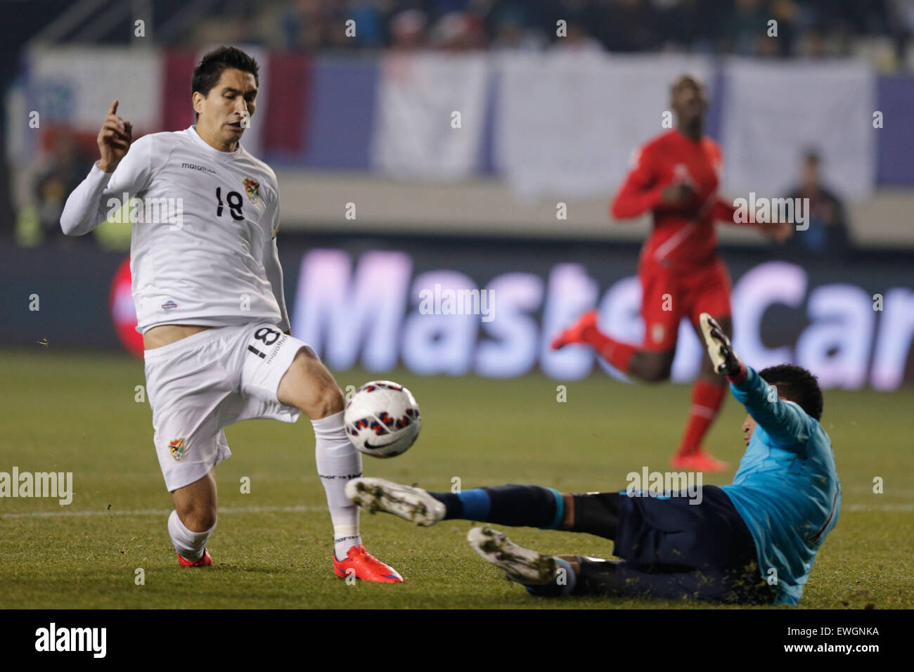 Temuco, Chile. 25th June, 2015. Ricardo Pedriel (L) of Bolivia vies with Pedro Gallese of Peru during their quarterfinal match at 2015 Copa America Chile in Temuco, Chile, on June 25, 2015. Peru beat Bolivia 3-1. Credit:  Guillermo Arias/Xinhua/Alamy Live News Stock Photo
