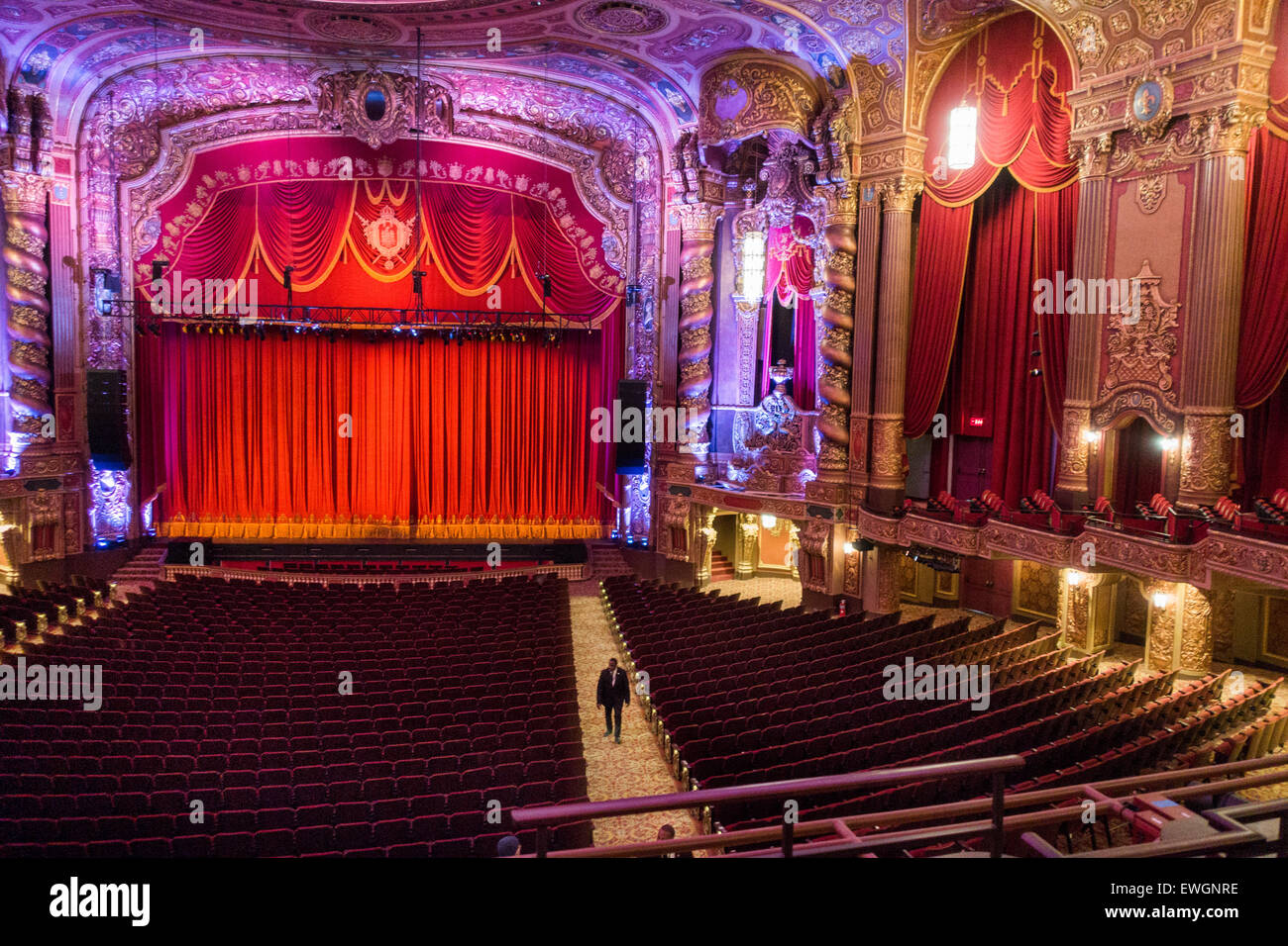 Walking to seats movie theater hi-res stock photography and images - Alamy