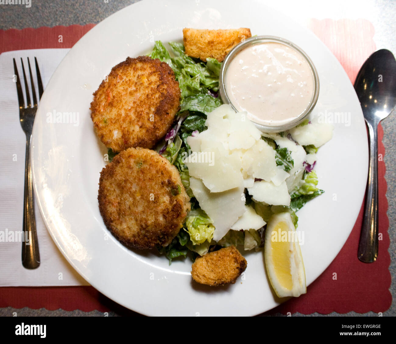 Crab cakes with lemon aioli sauce Stock Photo Alamy