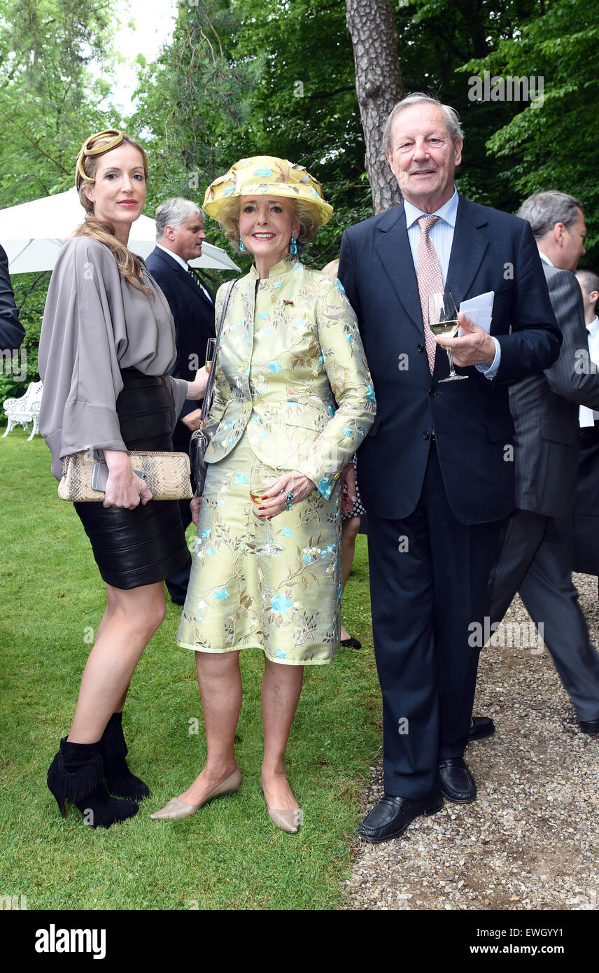 Berlin, Germany. 25th June, 2015. Journalist Katja Kessler (L-R), Isa Countess of Hardenberg and her husband Andreas Count of Hardenberg attend the 'Queen's Birthday Party' in the garden of the residence of the British Ambassador to Germany in Berlin, Germany, 25 June 2015. The British monarch and her husband are on their fifth state visit to Germany, from 23 to 26 June. © dpa picture alliance Credit:  dpa picture alliance/Alamy Live News Stock Photo