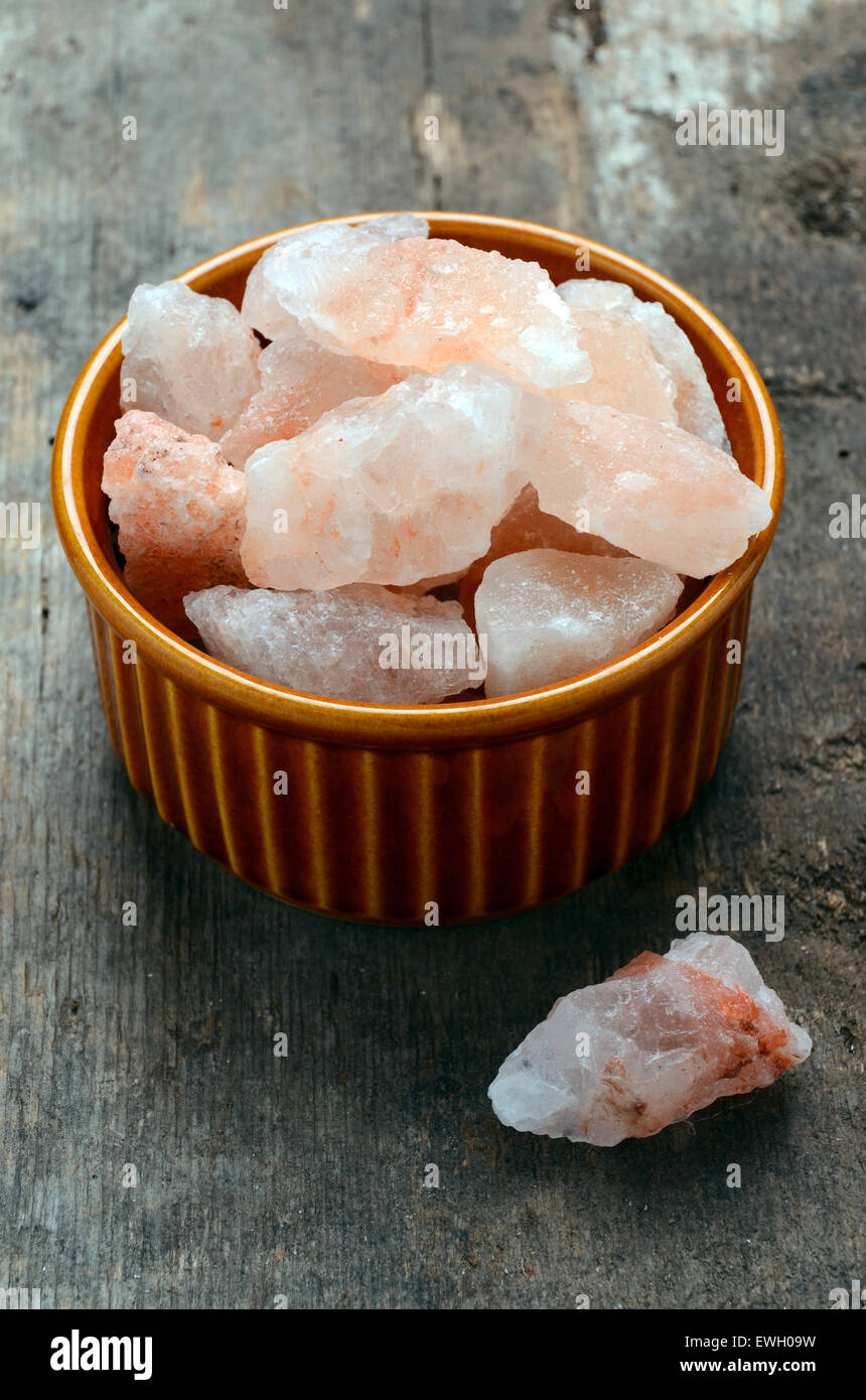 Himalayan pink crystal salt high resolution image Stock Photo - Alamy