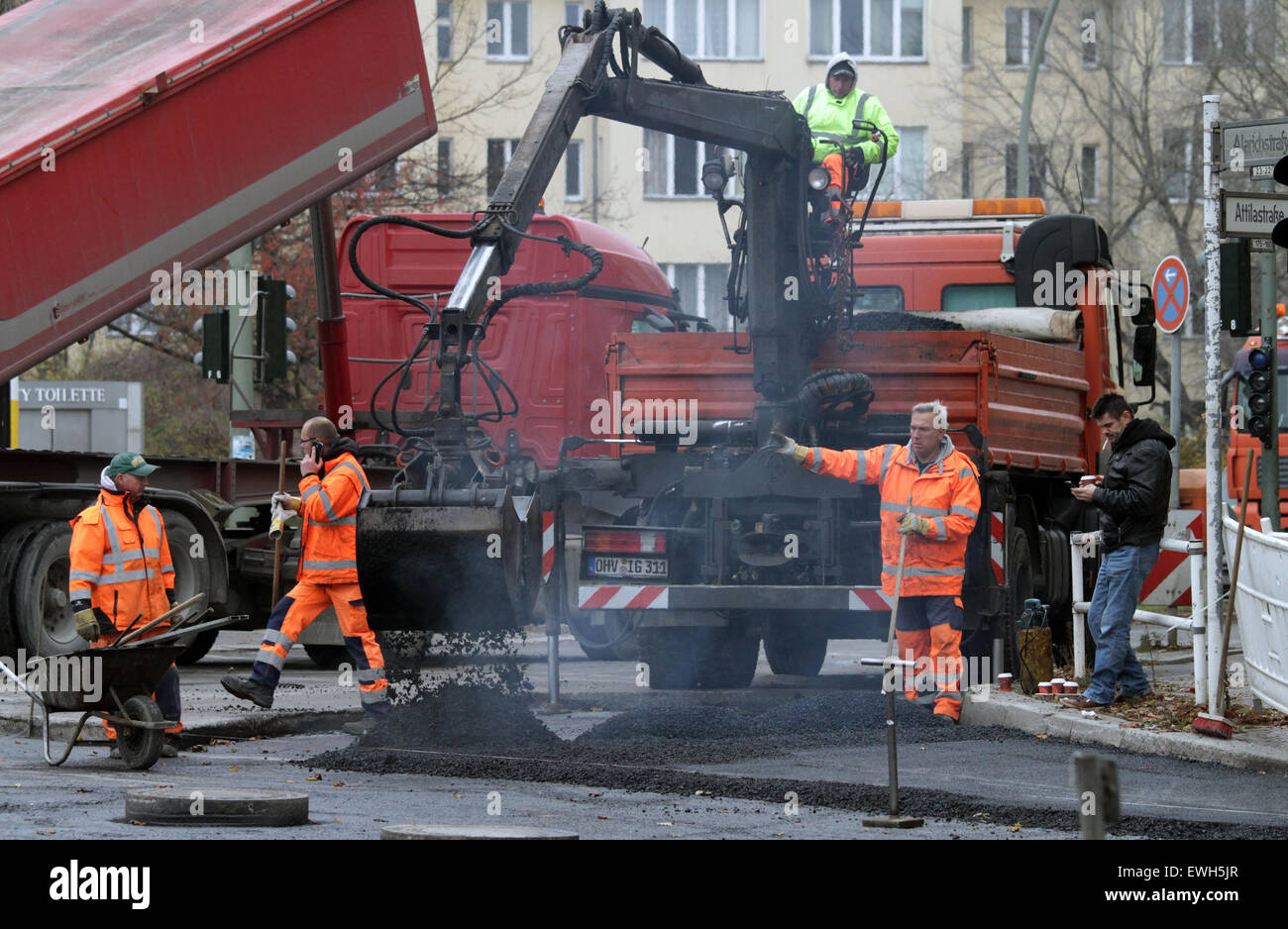 Construction works lorries hires stock photography and images Alamy