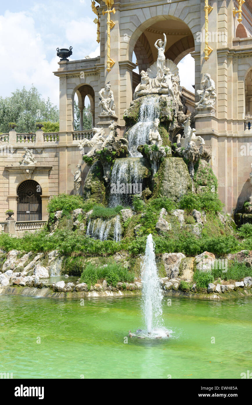 Fuente De Agua De Antoni Gaudi En El Parque Guell, Barcelona