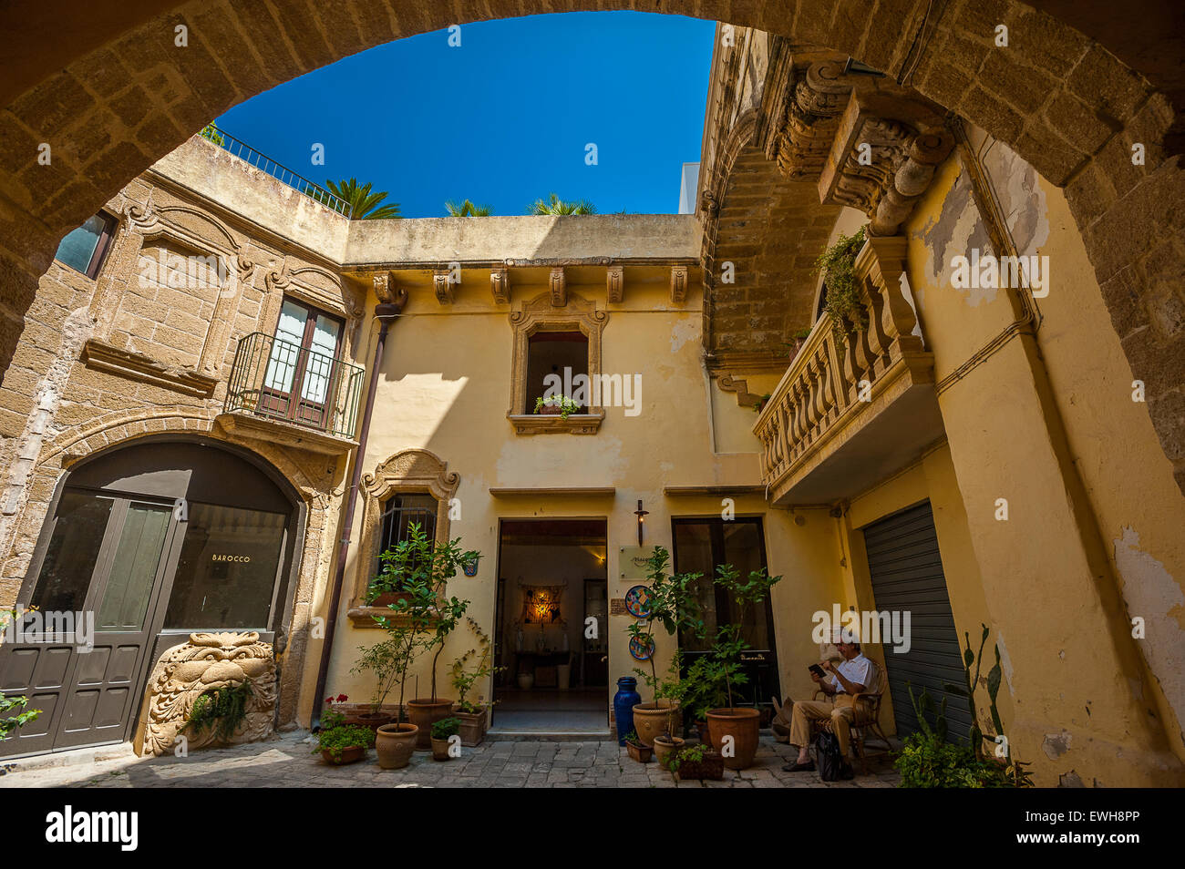 Italia Puglia Salento Gallipoli Cortile PalazzO Balsamo Italy Apulia Salento Gallipoli Coutyard