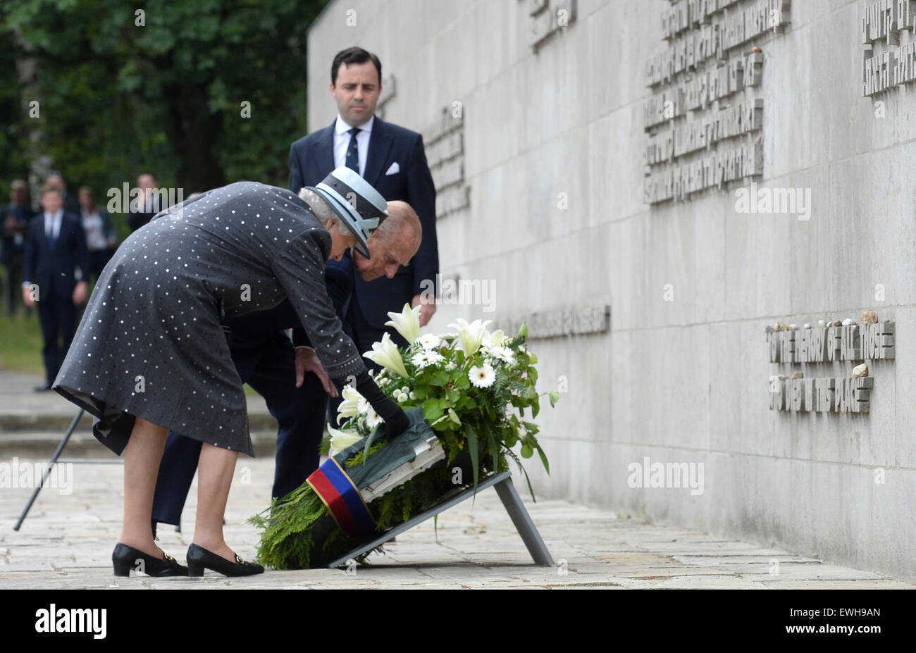 Celle, Germany. 26th June, 2015. Britain's Queen Elizabeth II (L-Front) and her husband Prince Philip (R-Front) lay a wreath at the site of former Bergen-Belsen concentration camp, in Bergen near Celle, Germany, 26 June 2015. Queen Elizabeth II and The Duke of Edinburgh are on their fifth state visit to Germany, taking place from 23 to 26 June. Photo: JULIAN STRATENSCHULTE/dpa Credit:  dpa picture alliance/Alamy Live News Stock Photo