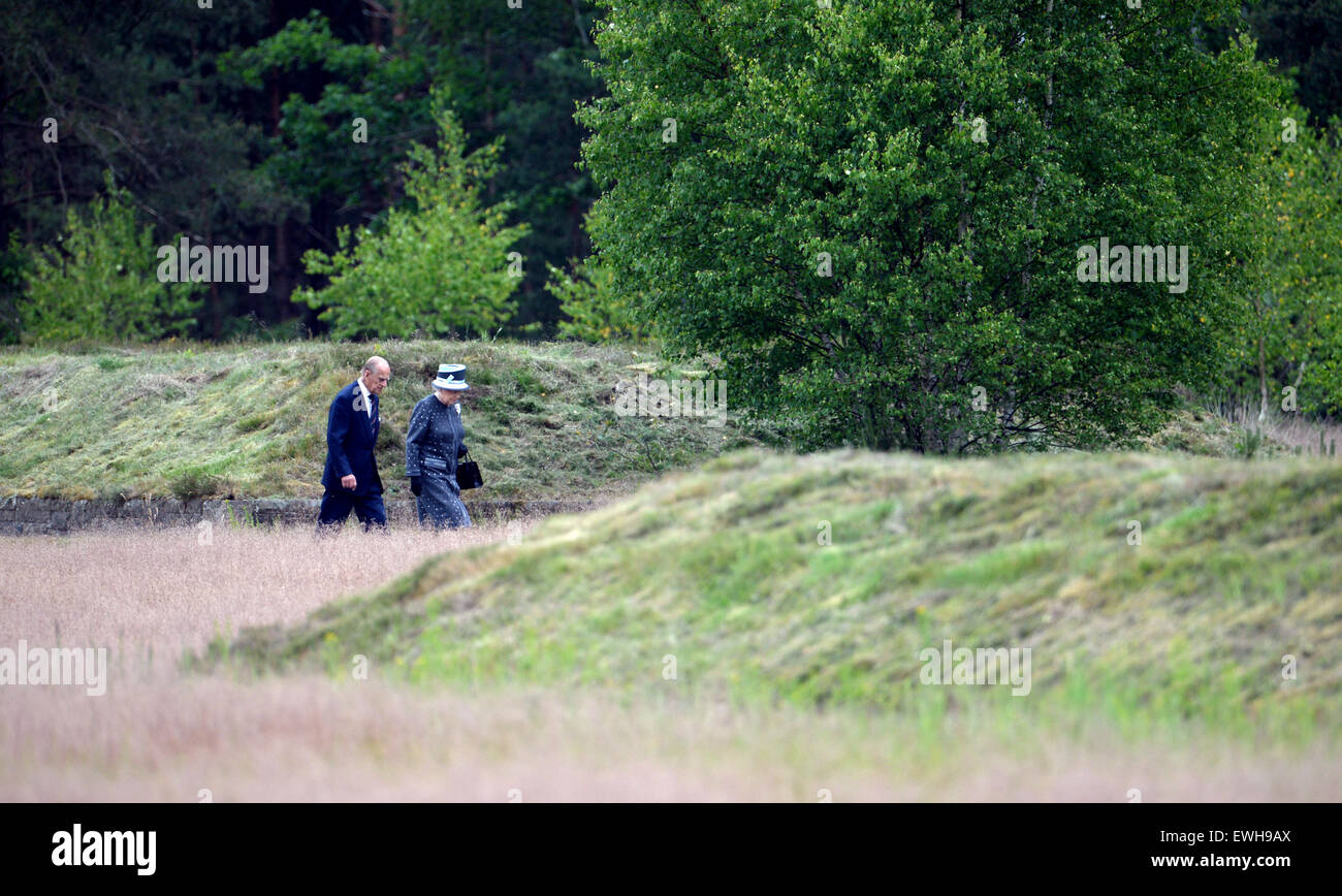 Celle, Germany. 26th June, 2015. Britain's Queen Elizabeth II (R) and her husband Prince Philip (L) walk at the site of former Bergen-Belsen concentration camp, in Bergen near Celle, Germany, 26 June 2015. Queen Elizabeth II and The Duke of Edinburgh are on their fifth state visit to Germany, taking place from 23 to 26 June. Photo: Julian Stratenschulte/dpa Credit:  dpa picture alliance/Alamy Live News Stock Photo