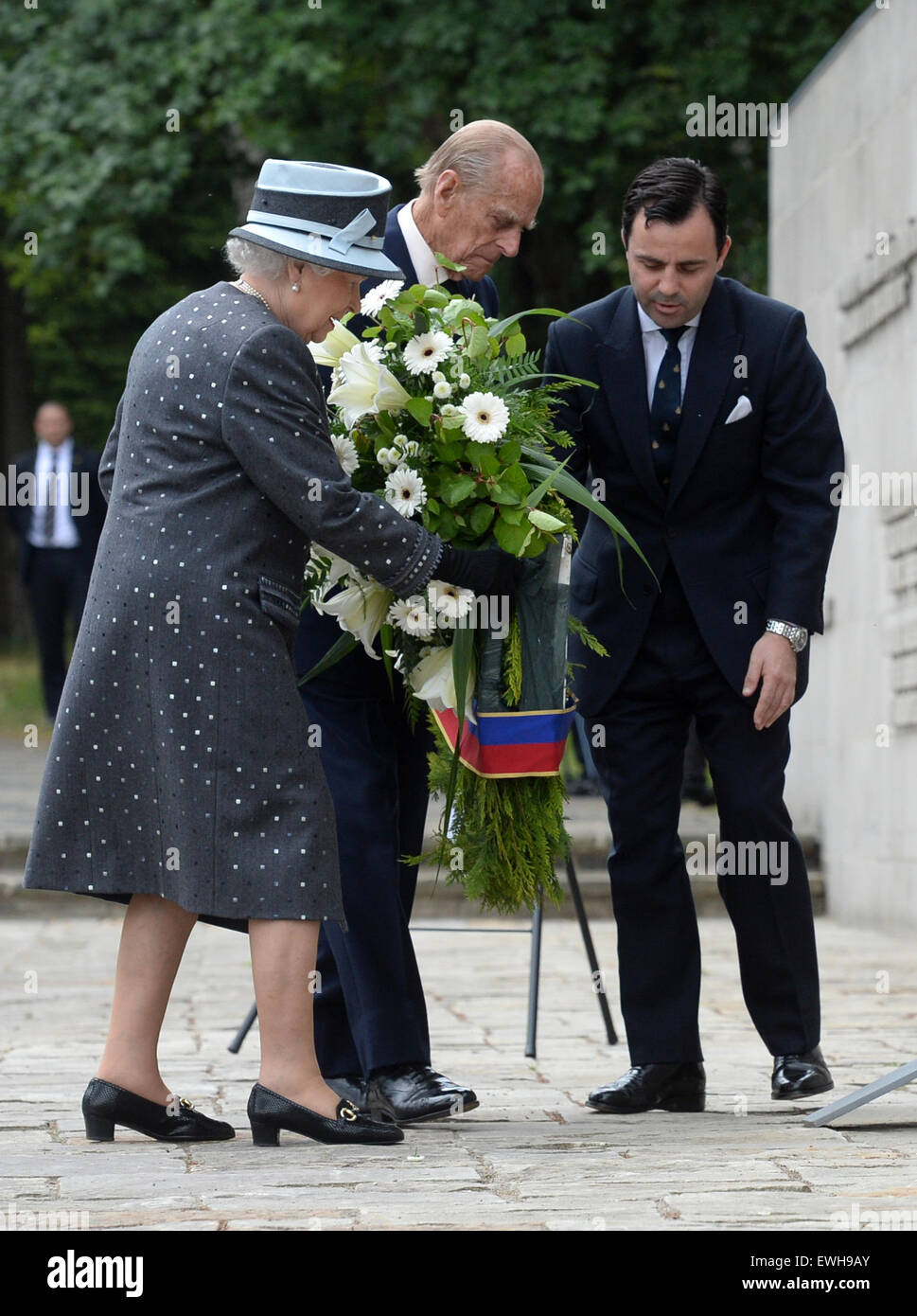 Celle, Germany. 26th June, 2015. Britain's Queen Elizabeth II (L) and her husband Prince Philip (2-L) lay a wreath at the site of former Bergen-Belsen concentration camp, in Bergen near Celle, Germany, 26 June 2015. Queen Elizabeth II and The Duke of Edinburgh are on their fifth state visit to Germany, taking place from 23 to 26 June. Photo: JULIAN STRATENSCHULTE/dpa Credit:  dpa picture alliance/Alamy Live News Stock Photo