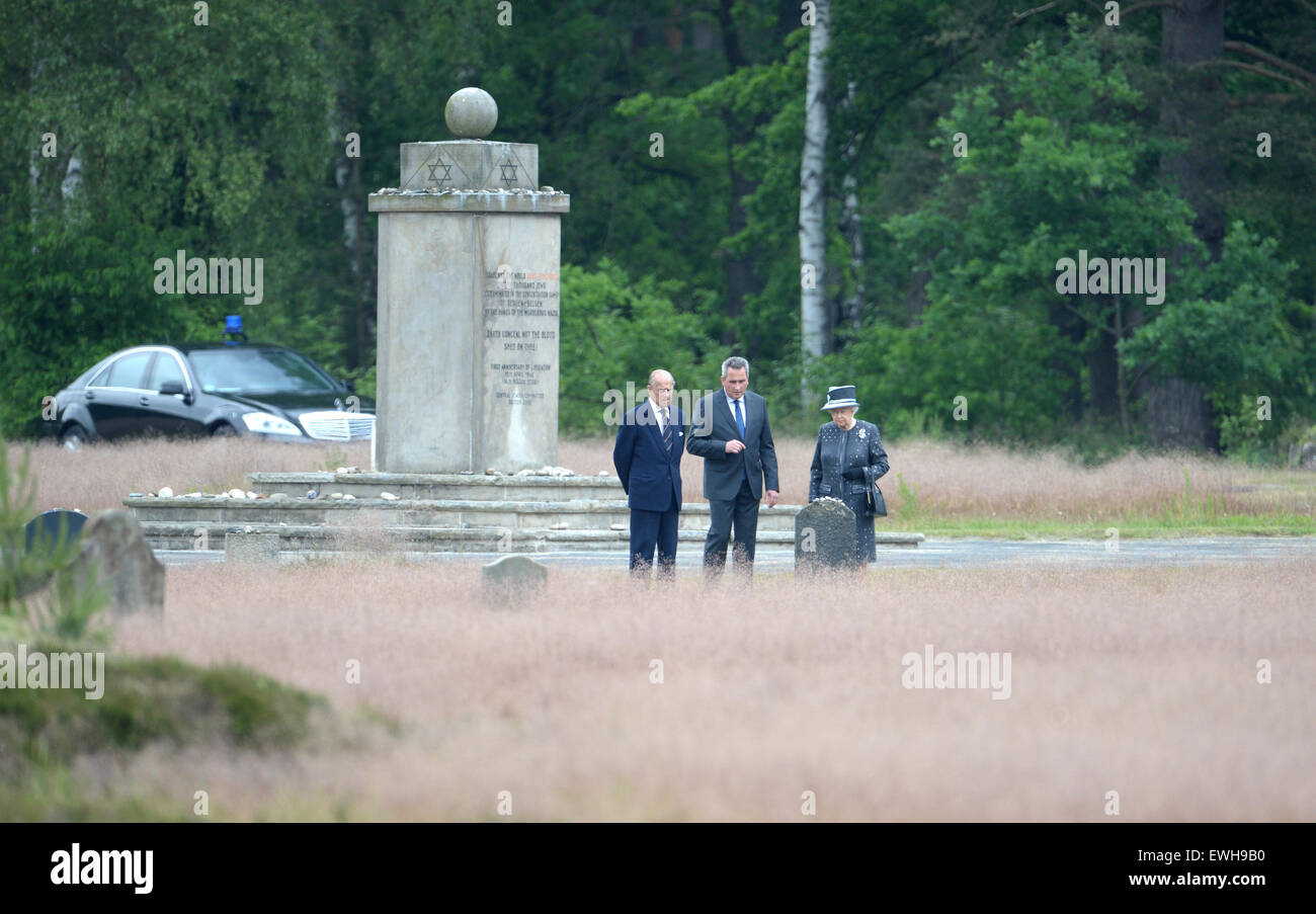 Celle, Germany. 26th June, 2015. Britain's Queen Elizabeth II (R) and her husband Prince Philip (L) listen to explanations of Jens-Christian Wagner, director of the memorial center at the site of former Bergen-Belsen concentration camp, in Bergen near Celle, Germany, 26 June 2015. Queen Elizabeth II and The Duke of Edinburgh are on their fifth state visit to Germany, taking place from 23 to 26 June. Photo: Julian Stratenschulte/dpa Credit:  dpa picture alliance/Alamy Live News Stock Photo