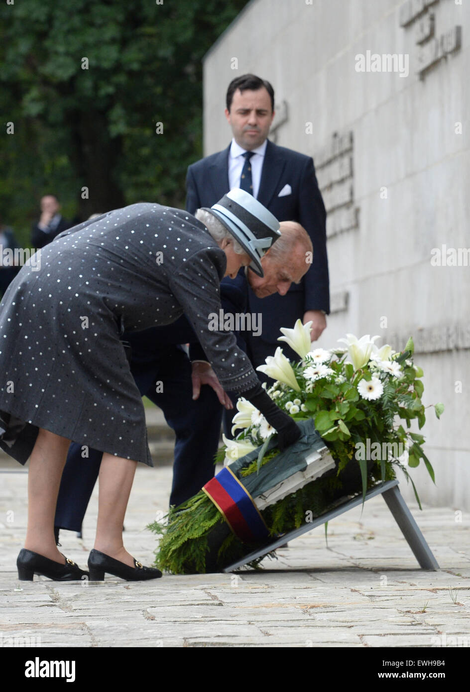 Celle, Germany. 26th June, 2015. Britain's Queen Elizabeth II (L-Front) and her husband Prince Philip (R-Front) lay a wreath at the site of former Bergen-Belsen concentration camp, in Bergen near Celle, Germany, 26 June 2015. Queen Elizabeth II and The Duke of Edinburgh are on their fifth state visit to Germany, taking place from 23 to 26 June. Photo: JULIAN STRATENSCHULTE/dpa (re-crop of previously sent picture)/dpa Credit:  dpa picture alliance/Alamy Live News Stock Photo
