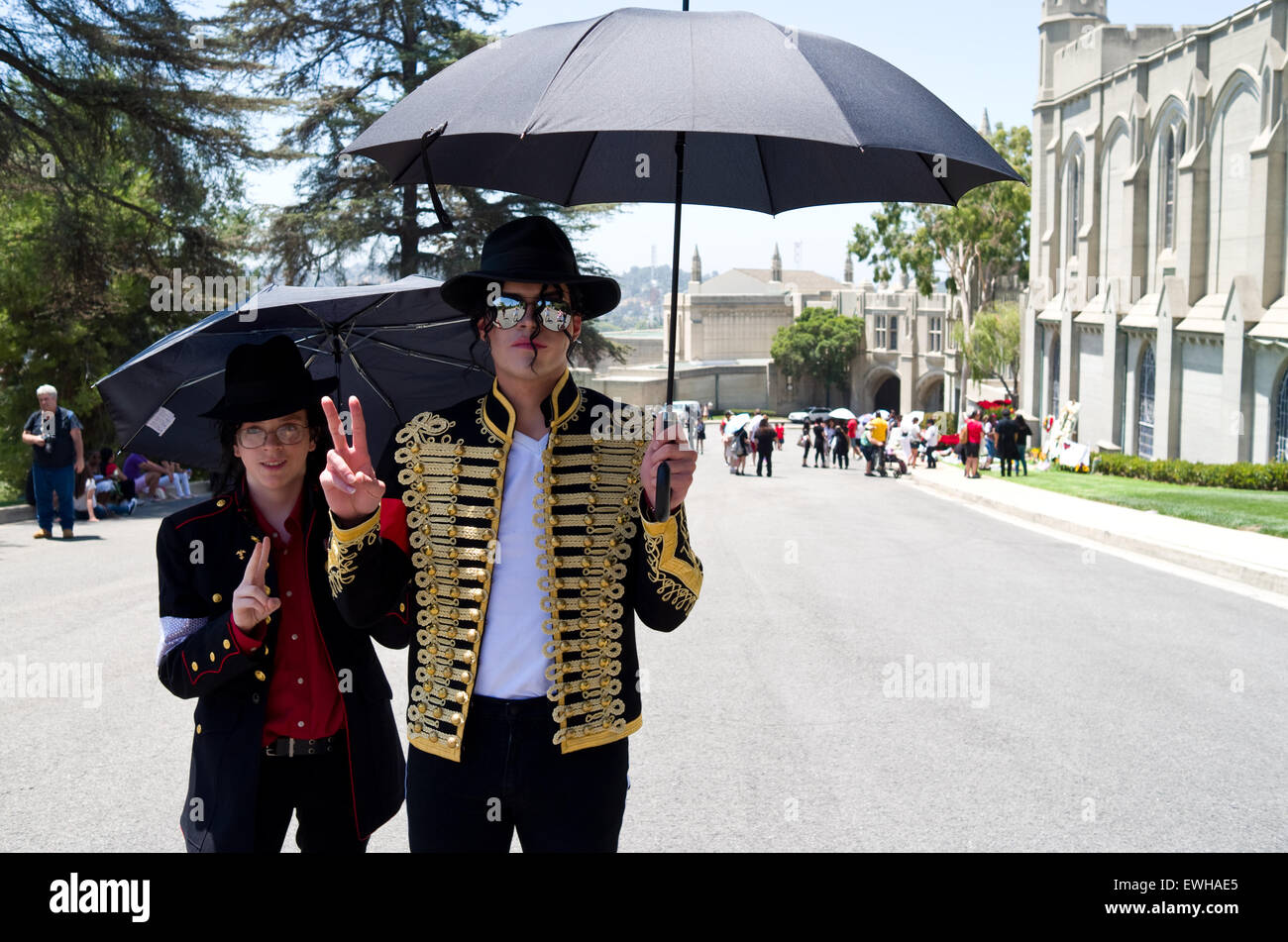 Glendale, California, USA. 25th June, 2015. A Michael Jackson impersonator poses with fans near Michael Jackson's grave in the Forest Lawn Memorial Park in Glendale, California, USA, 25 June 2015. Photo: Marcus Teply/dpa/Alamy Live News Stock Photo