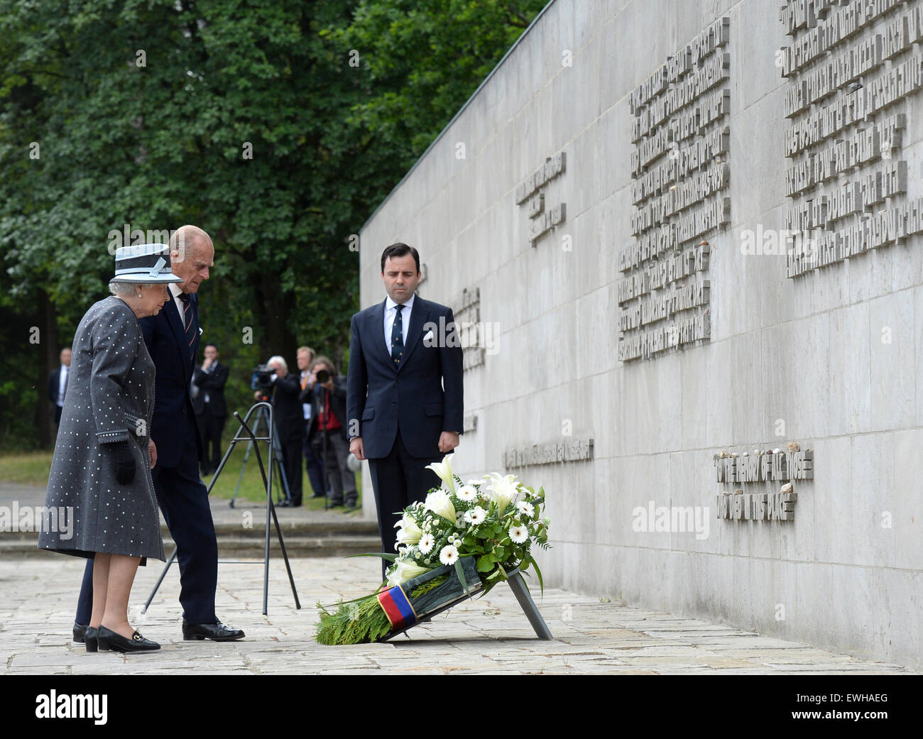 Celle, Germany. 26th June, 2015. Britain's Queen Elizabeth II (L-Front) and her husband Prince Philip (R-Front) lay a wreath at the site of former Bergen-Belsen concentration camp, in Bergen near Celle, Germany, 26 June 2015. Queen Elizabeth II and The Duke of Edinburgh are on their fifth state visit to Germany, taking place from 23 to 26 June. Photo: JULIAN STRATENSCHULTE/dpa Credit:  dpa picture alliance/Alamy Live News Stock Photo