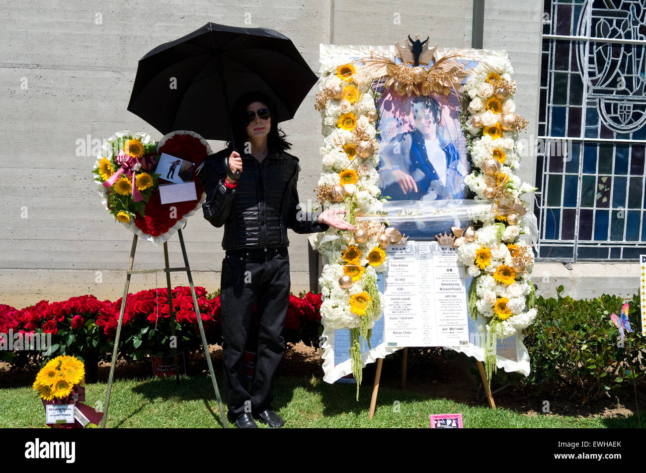 Glendale, California, USA. 25th June, 2015. A Michael Jackson impersonator poses near Michael Jackson's grave in the Forest Lawn Memorial Park in Glendale, California, USA, 25 June 2015. Photo: Marcus Teply/dpa/Alamy Live News Stock Photo