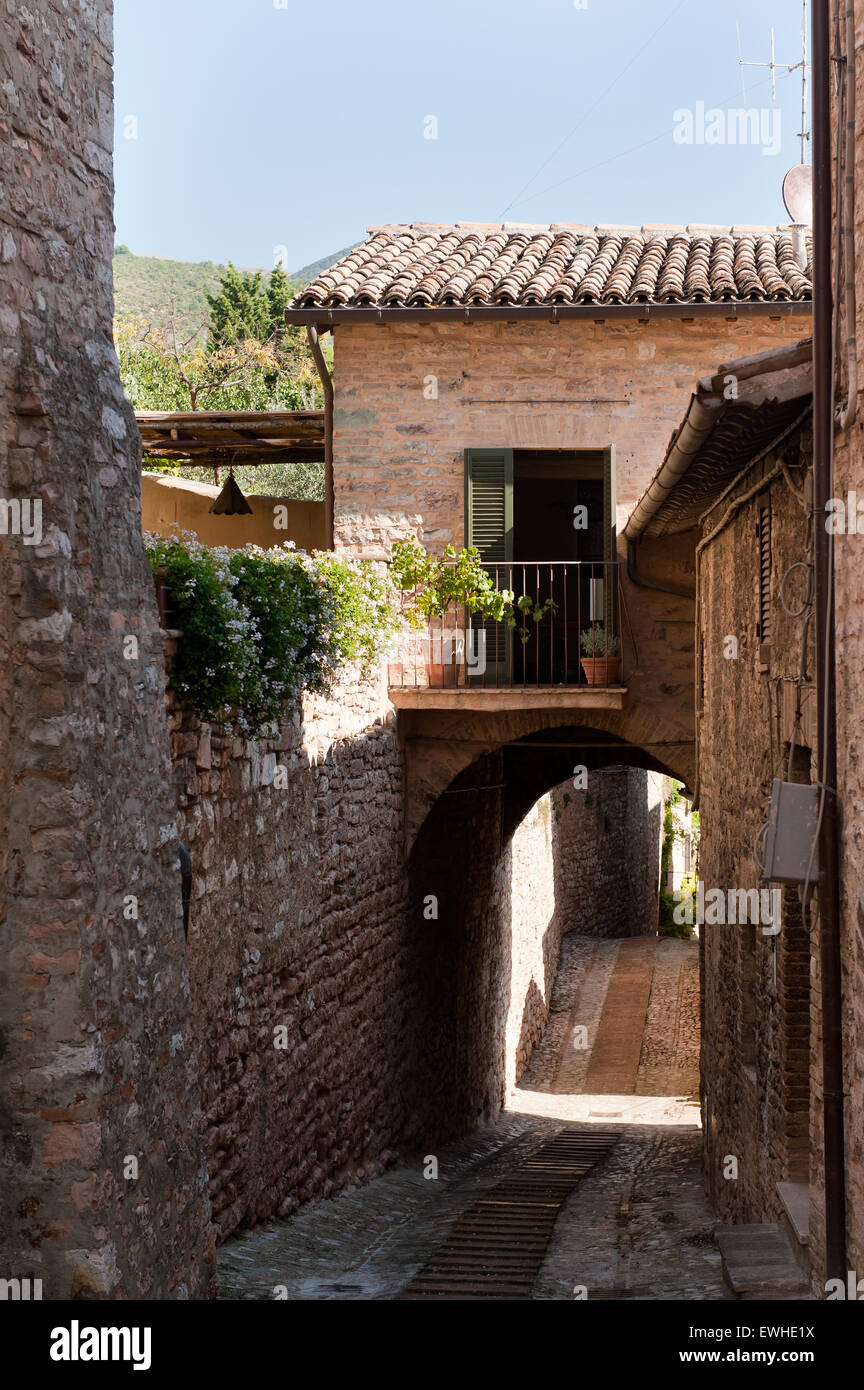 Narrow cobbled Umbrian alley with archway Stock Photo