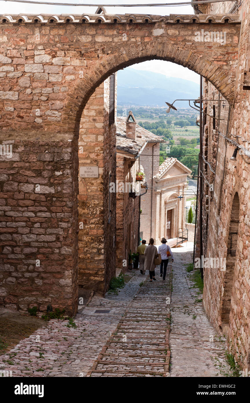 Narrow cobbled Umbrian alley with archway Stock Photo